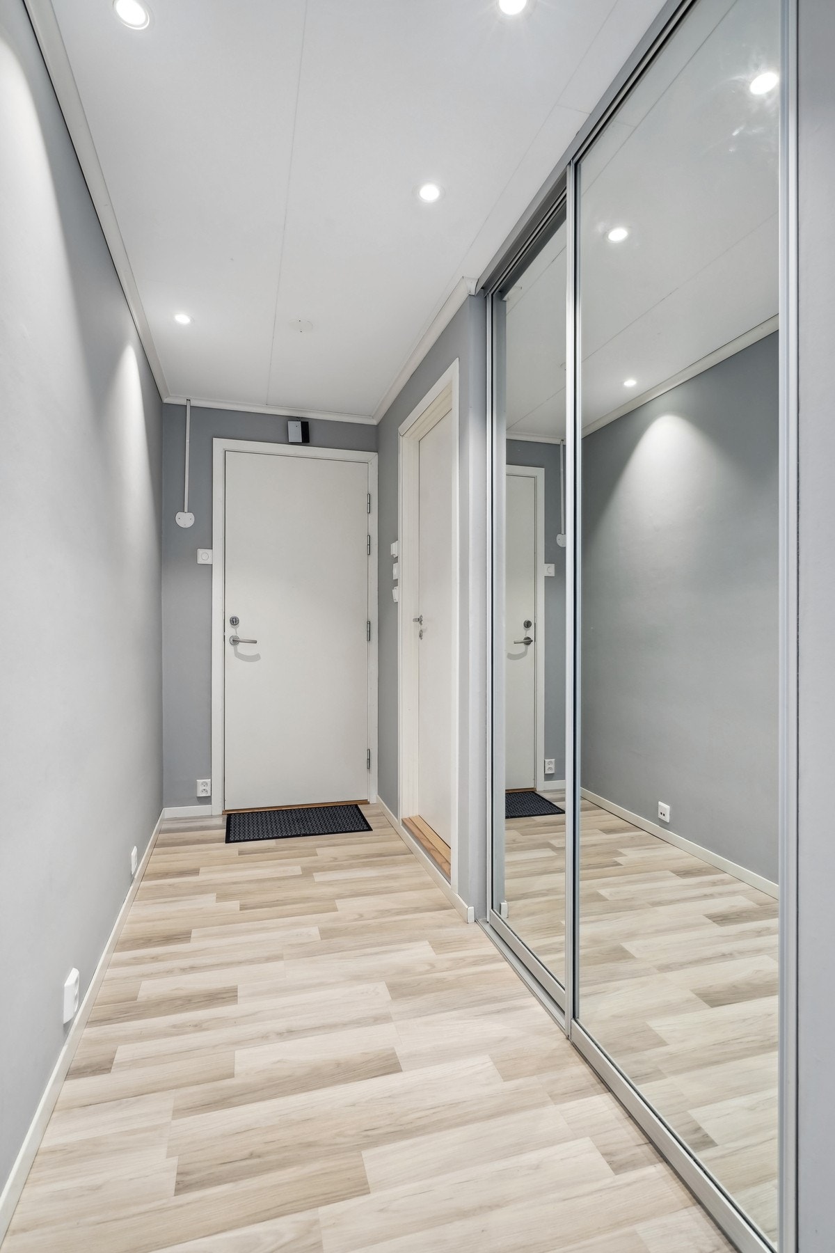 Gang med stor skyvedørsgarderobe. Galleribilde