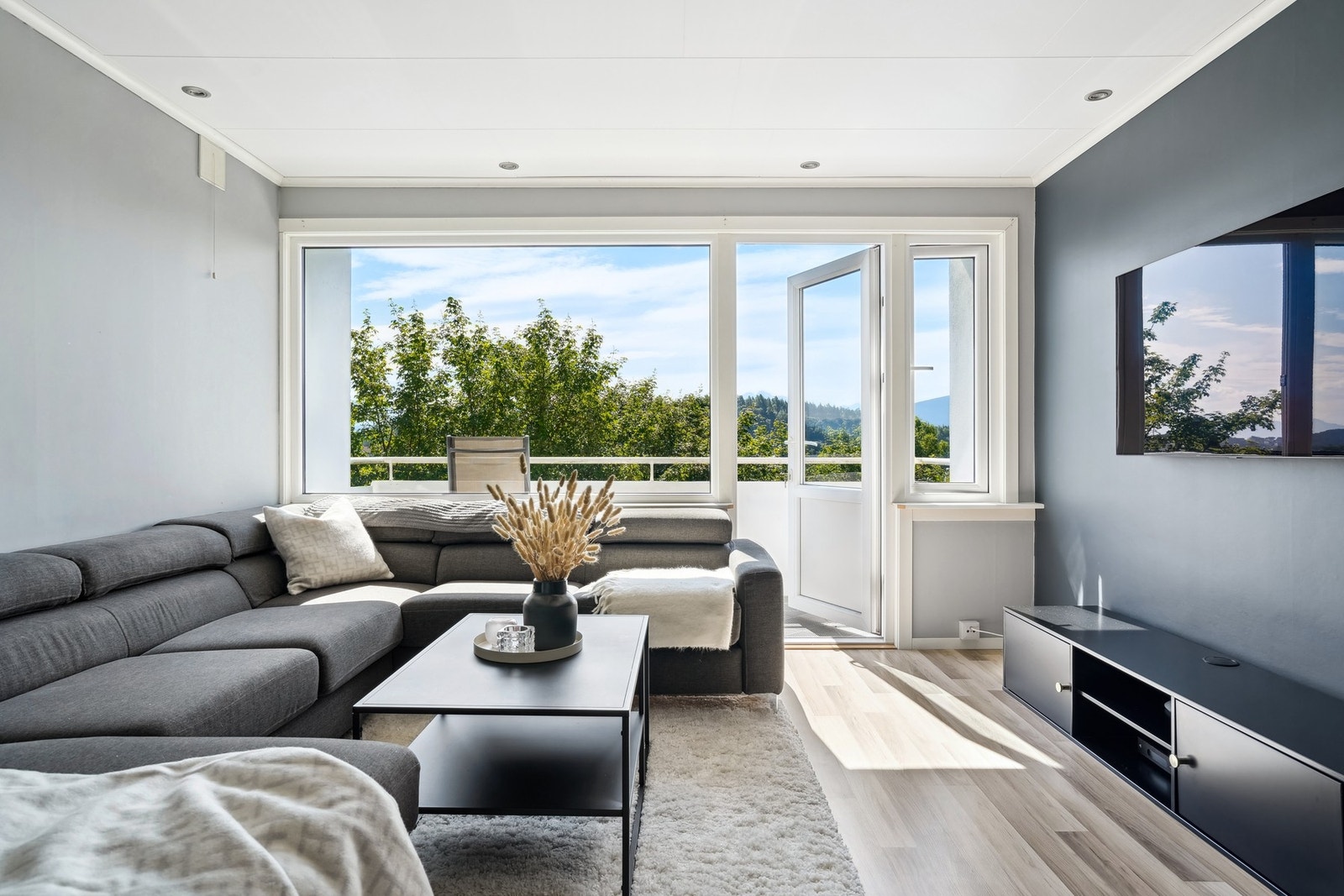 Fra stuen er det utgang til balkong. Galleribilde