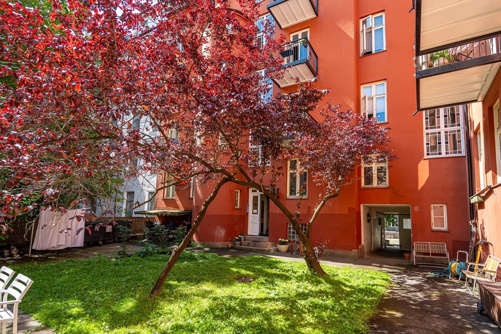 Skjermet og idyllisk felles bakgård. Det er felles vaskeri i A- og C-oppgangen. Galleribilde