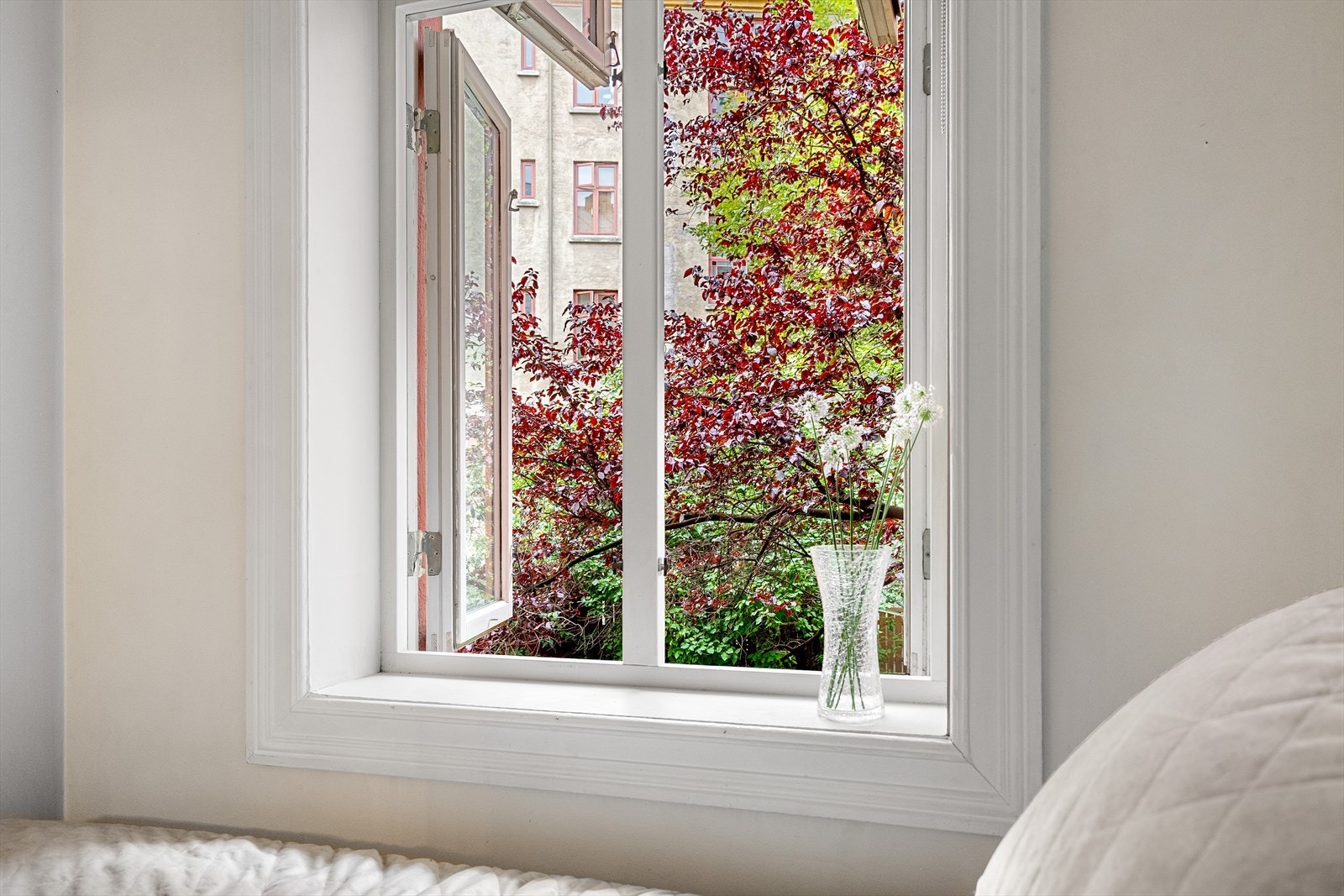 Leiligheten ligger i en høy førsteetasje med enkel adkomst til idyllisk og felles bakgård med hage. Galleribilde