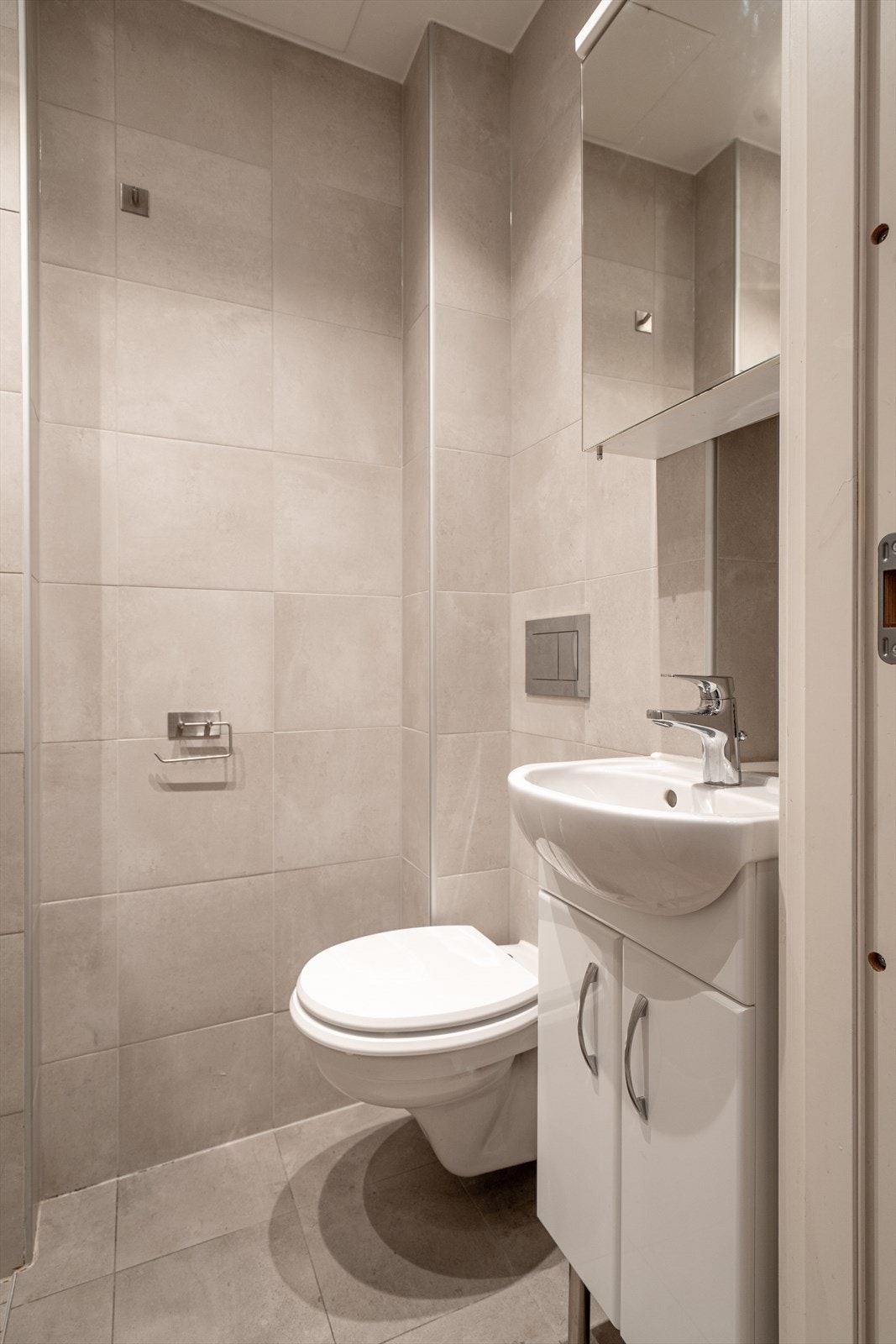 Badet er utstyrt med servant med ett-greps blandebatteri innredning, veggmontert WC, dusjplass med dusjvegger. Galleribilde