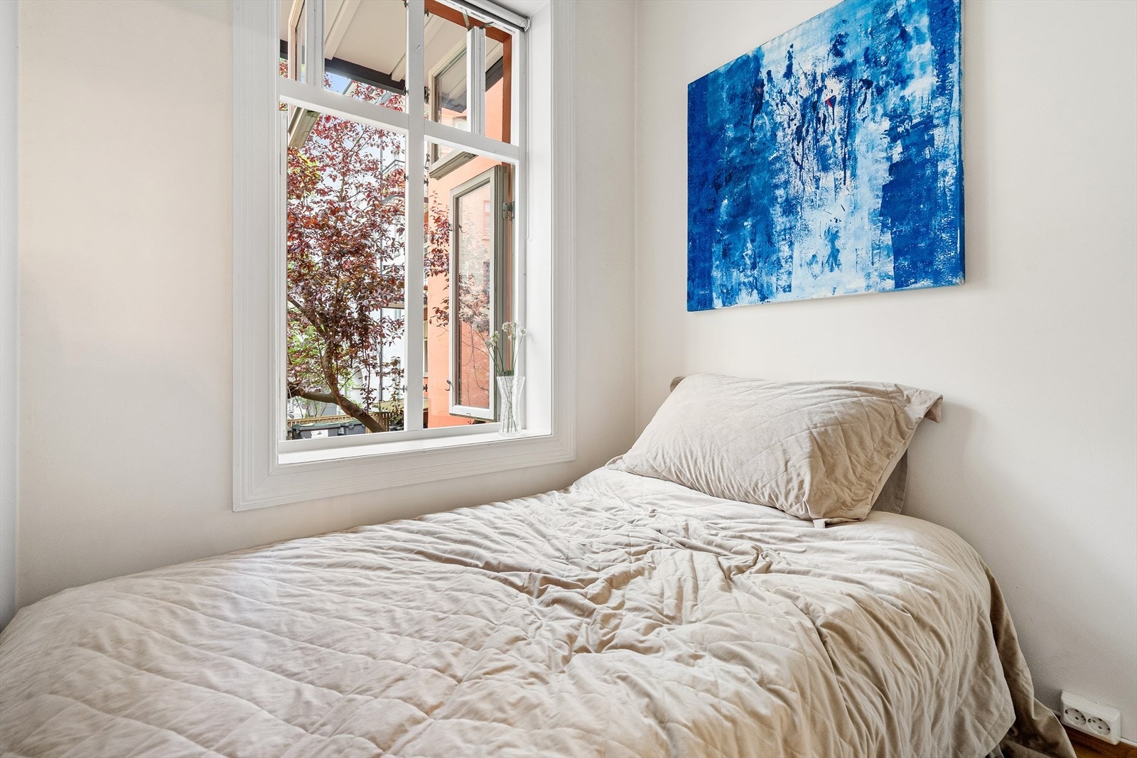 Koselig soverom med hyggelig utsyn mot bakgården. Galleribilde