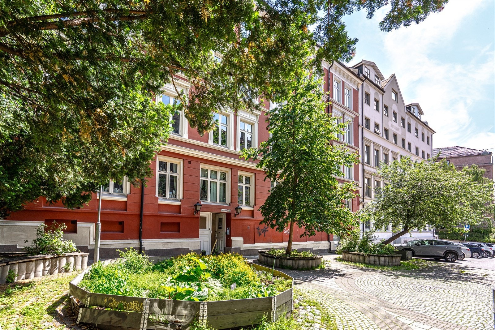 Grønne omgivelser, tilbaketrukket fra bilvei. Galleribilde