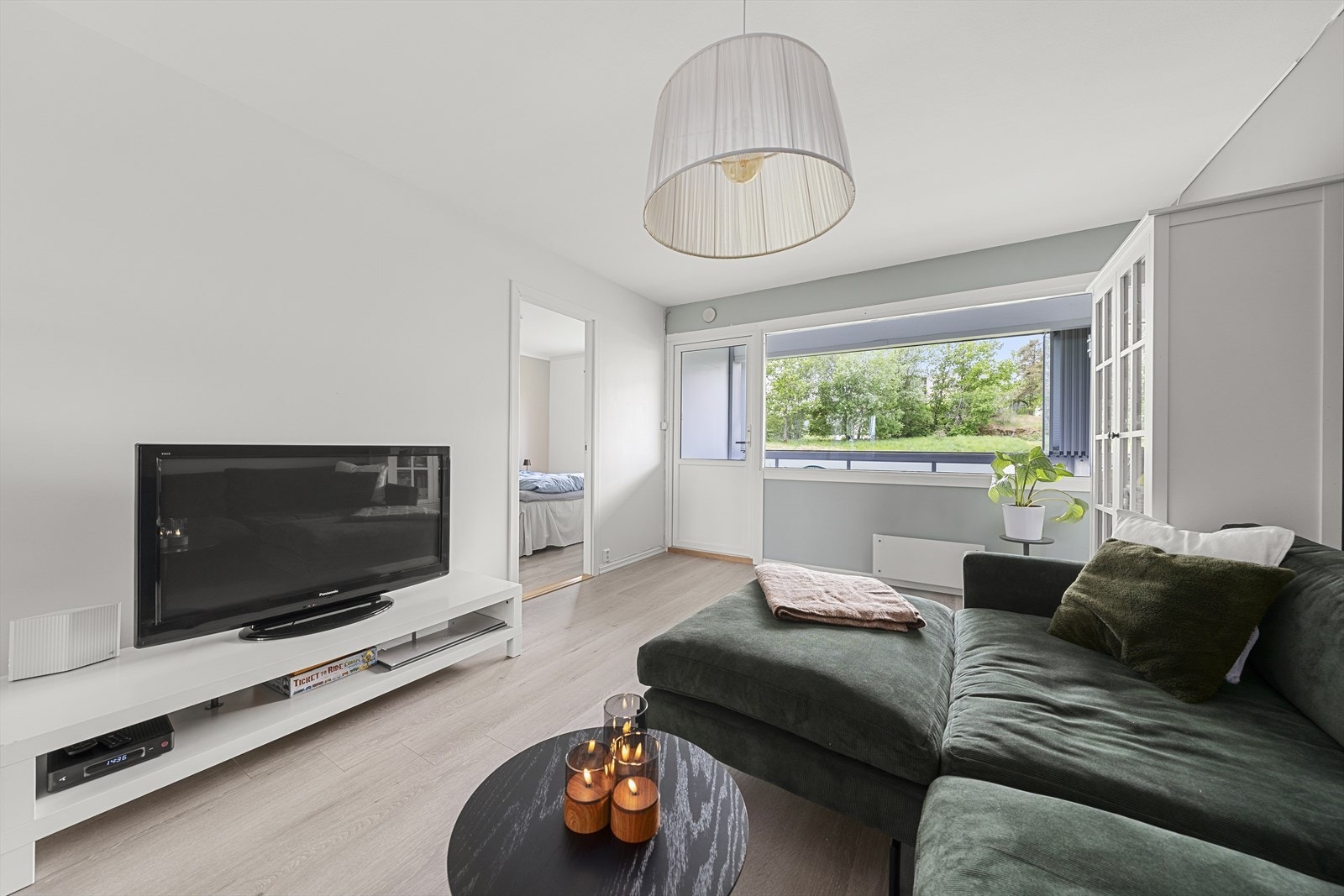 Fra stuen er det utgang til innglasset balkong Galleribilde