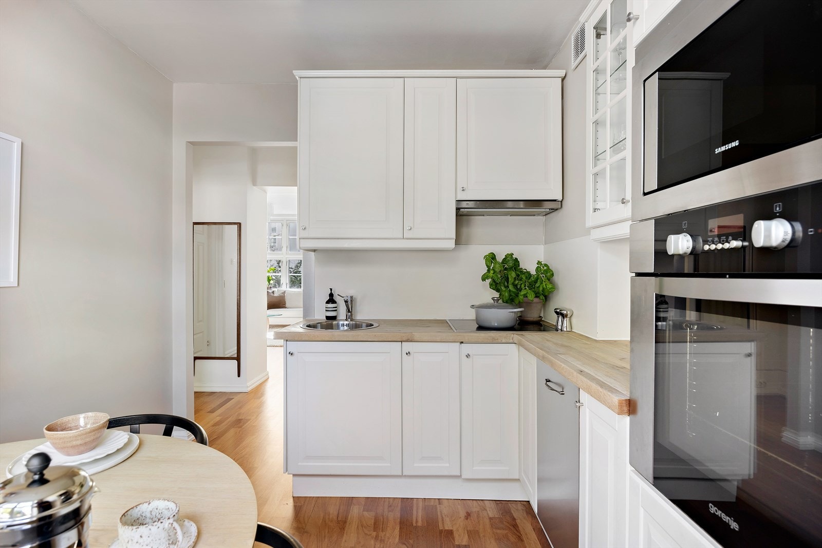 Kjøkkenet er fra 2010 og har en tidløs og funksjonell utforming med profilerte fronter som nylig er malt for et moderne uttrykk Galleribilde