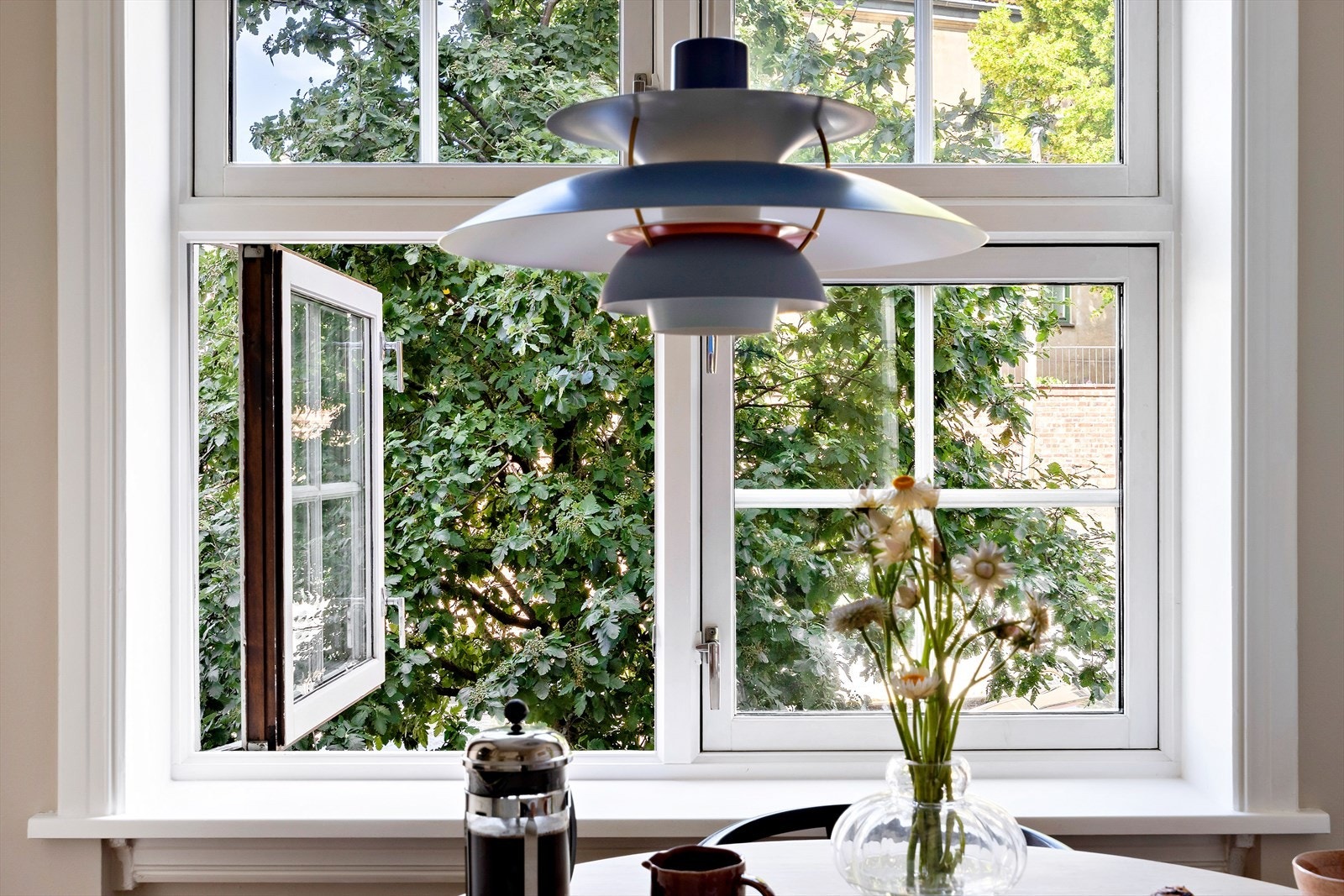 Kjøkkenet har også utsyn mot grønne og rolige omgivelser. Galleribilde