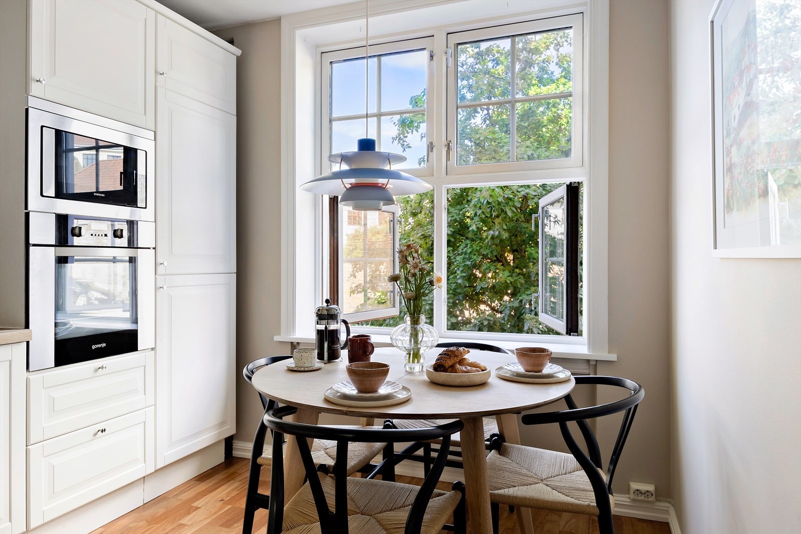 En gjennomført løsning for deg som ønsker et kjøkken med sjel, god arbeidsplass og naturlig avskjerming fra stuedelen. Galleribilde