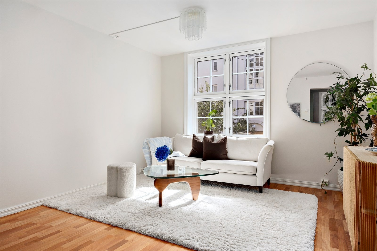 Lys, gjennomgående og sjarmerende 2-roms i klassisk bygård fra 1913 tegnet av arkitektene Morgenstierne & Eide. Galleribilde