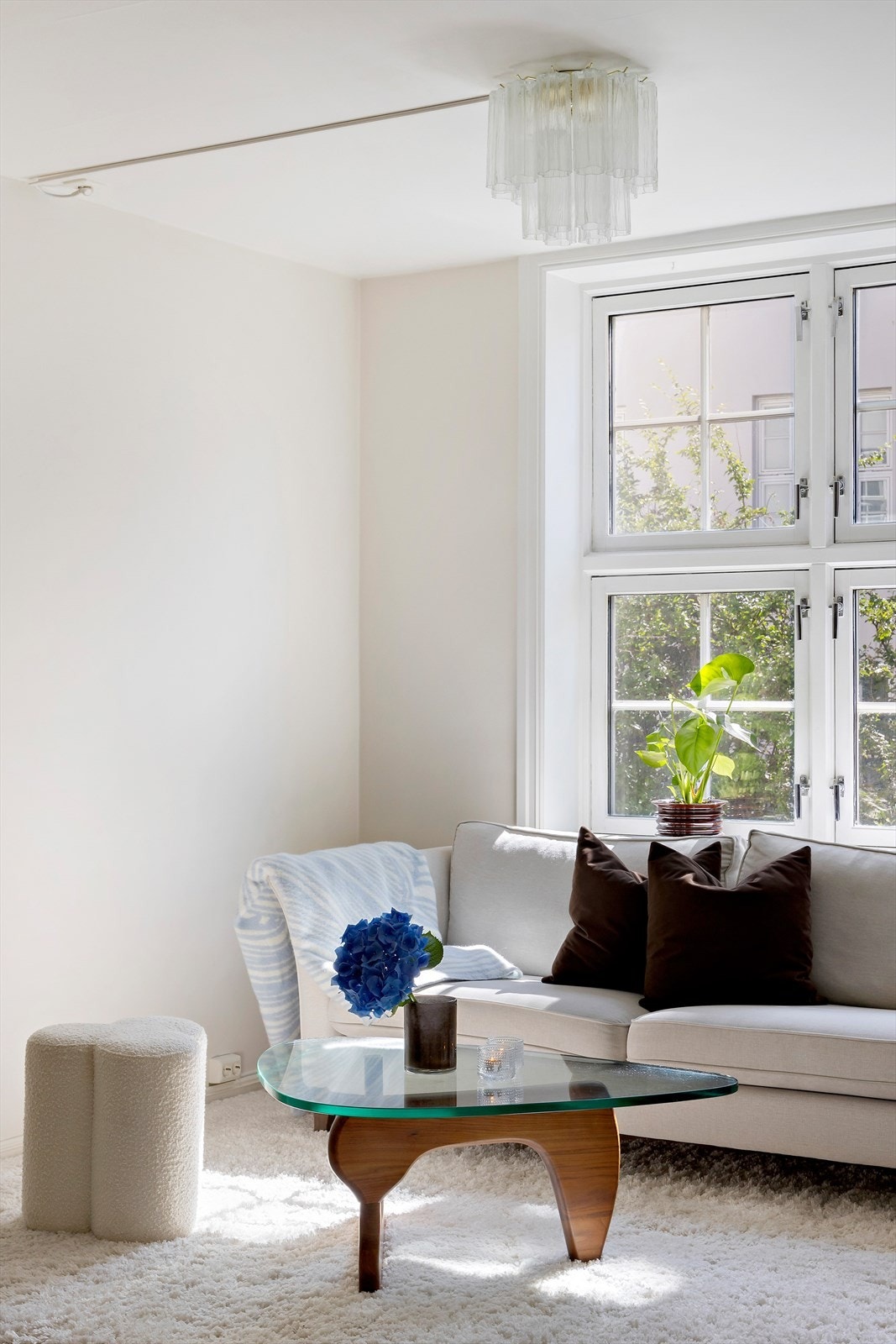 Overflatene består av sparklede og malte vegger og himling, som gir et rent og moderne uttrykk. Galleribilde