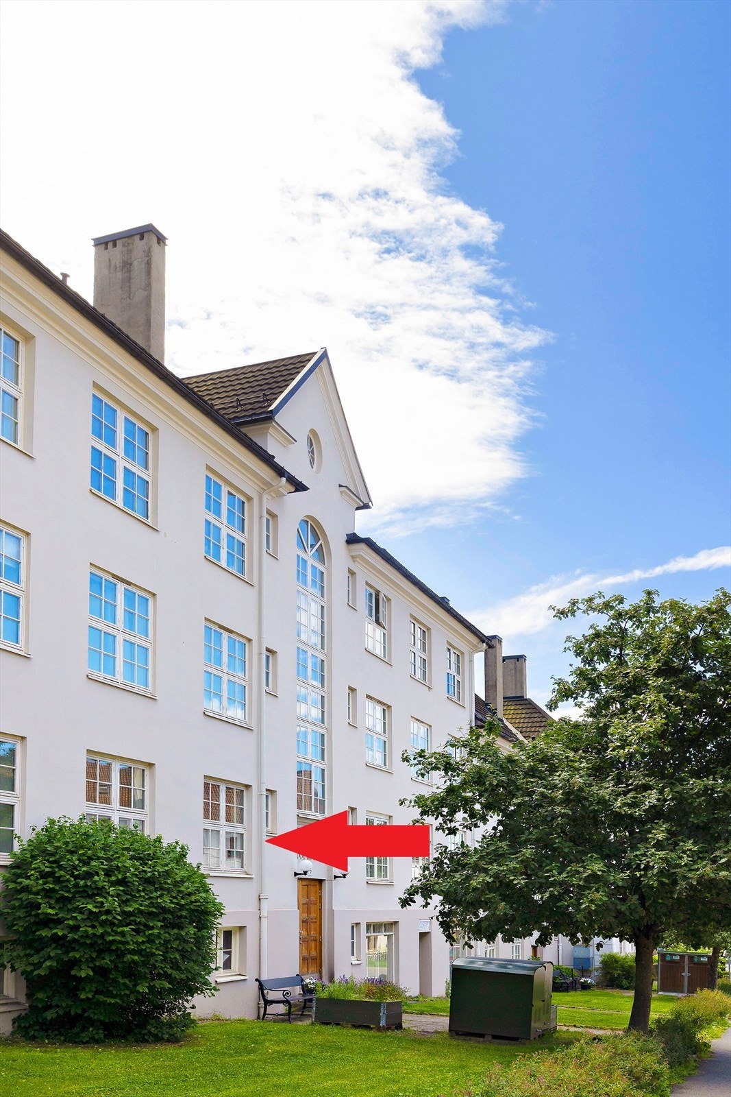 Leiligheten ligger i en meget høy førsteetasje. Galleribilde