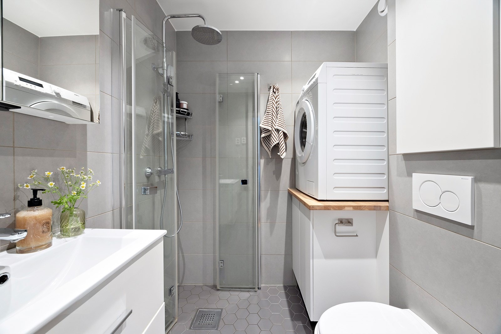 Lekkert og moderne baderom som ble rehabilitert i 2021. Galleribilde