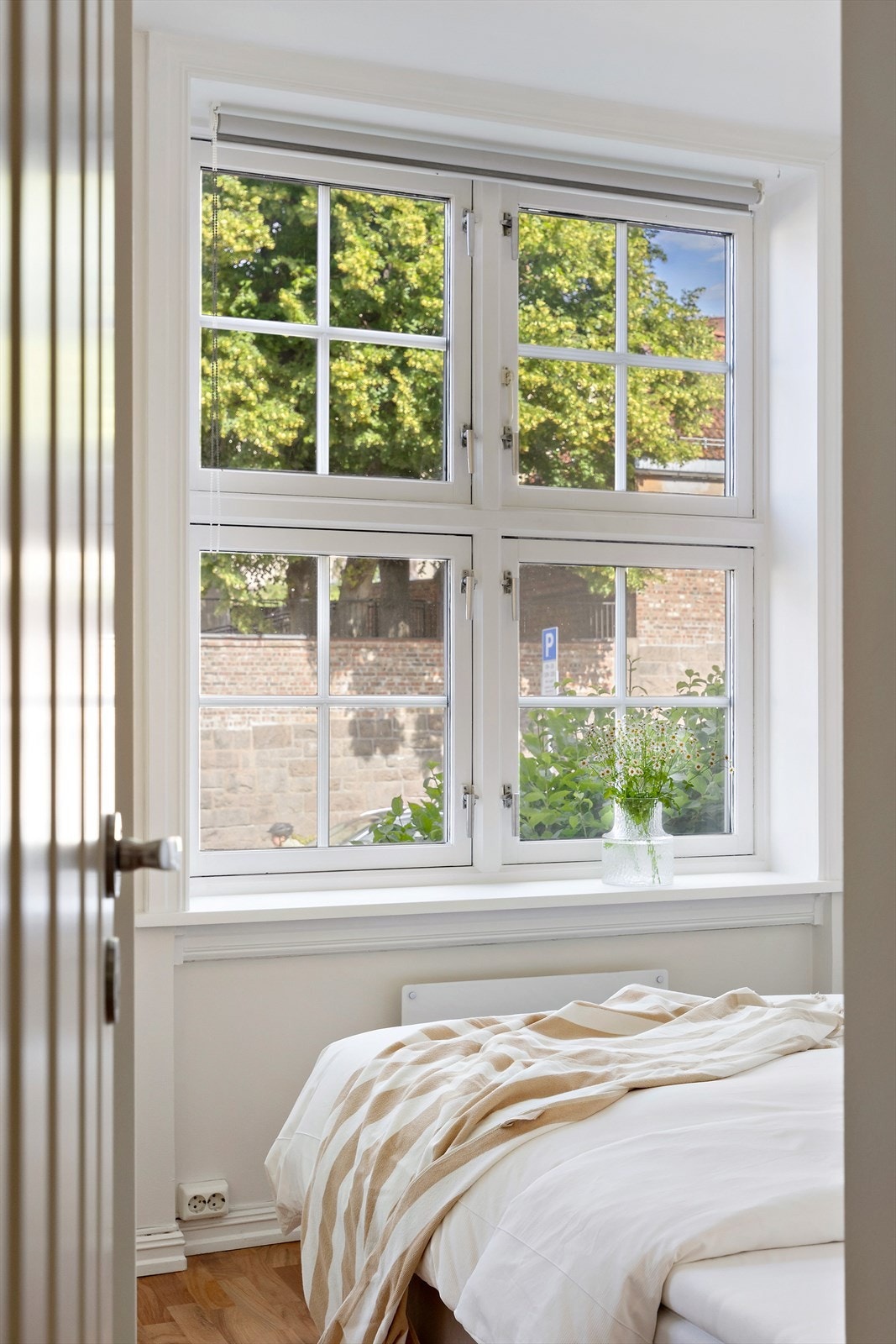 Et lunt og fredelig rom som innbyr til hvile - perfekt plassert skjermet fra støy og innsyn. Galleribilde