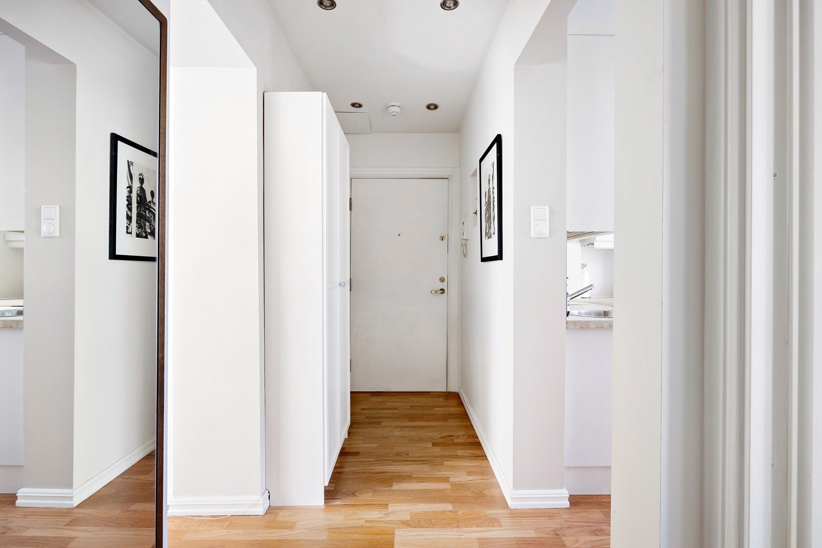 Velkommen inn! Her blir du møtt av en lys entré med god plass til oppbevaring av yttertøy og sko. Galleribilde