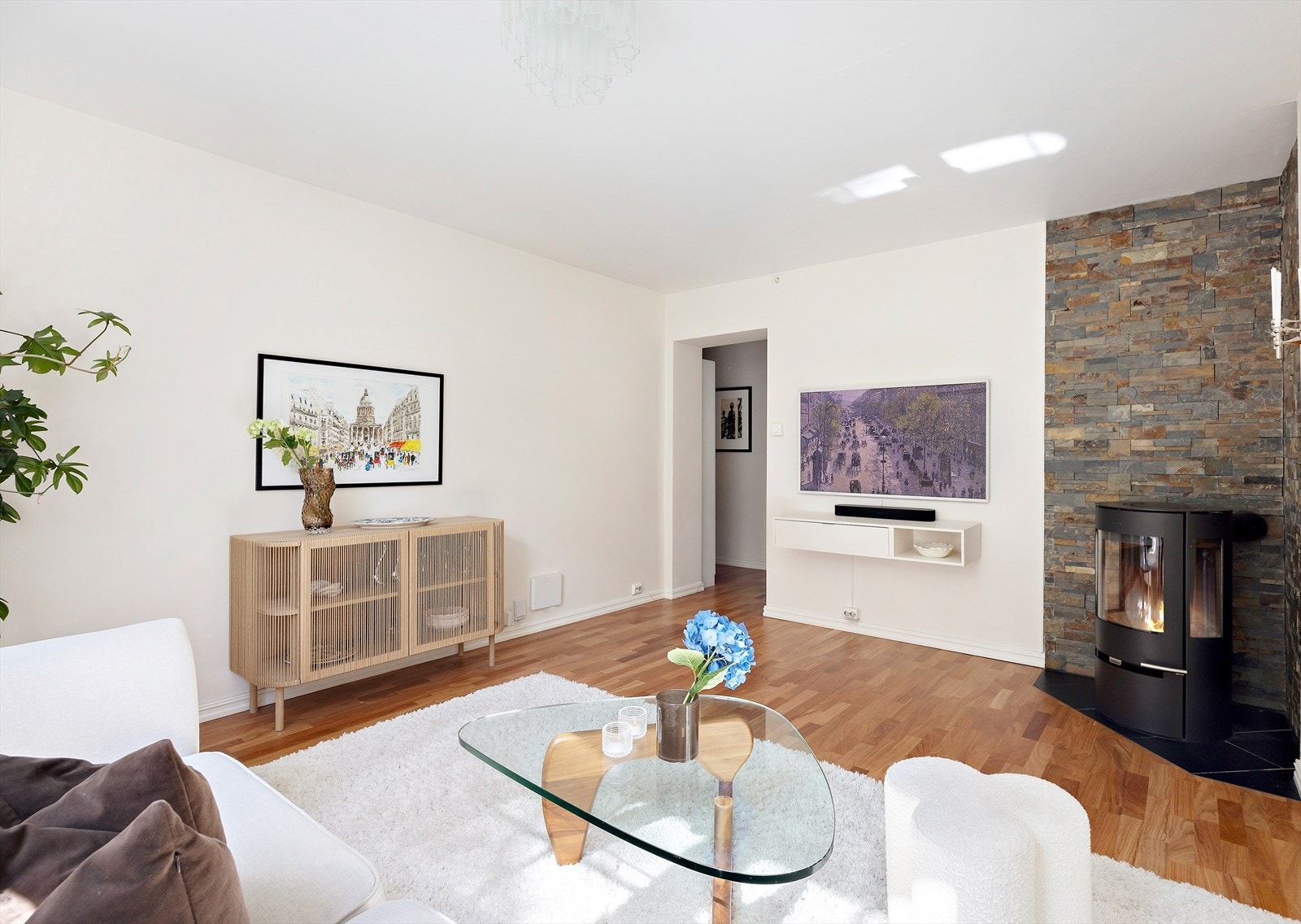 Den generøse takhøyden bidrar ytterligere til en romslig og luftig atmosfære. Galleribilde