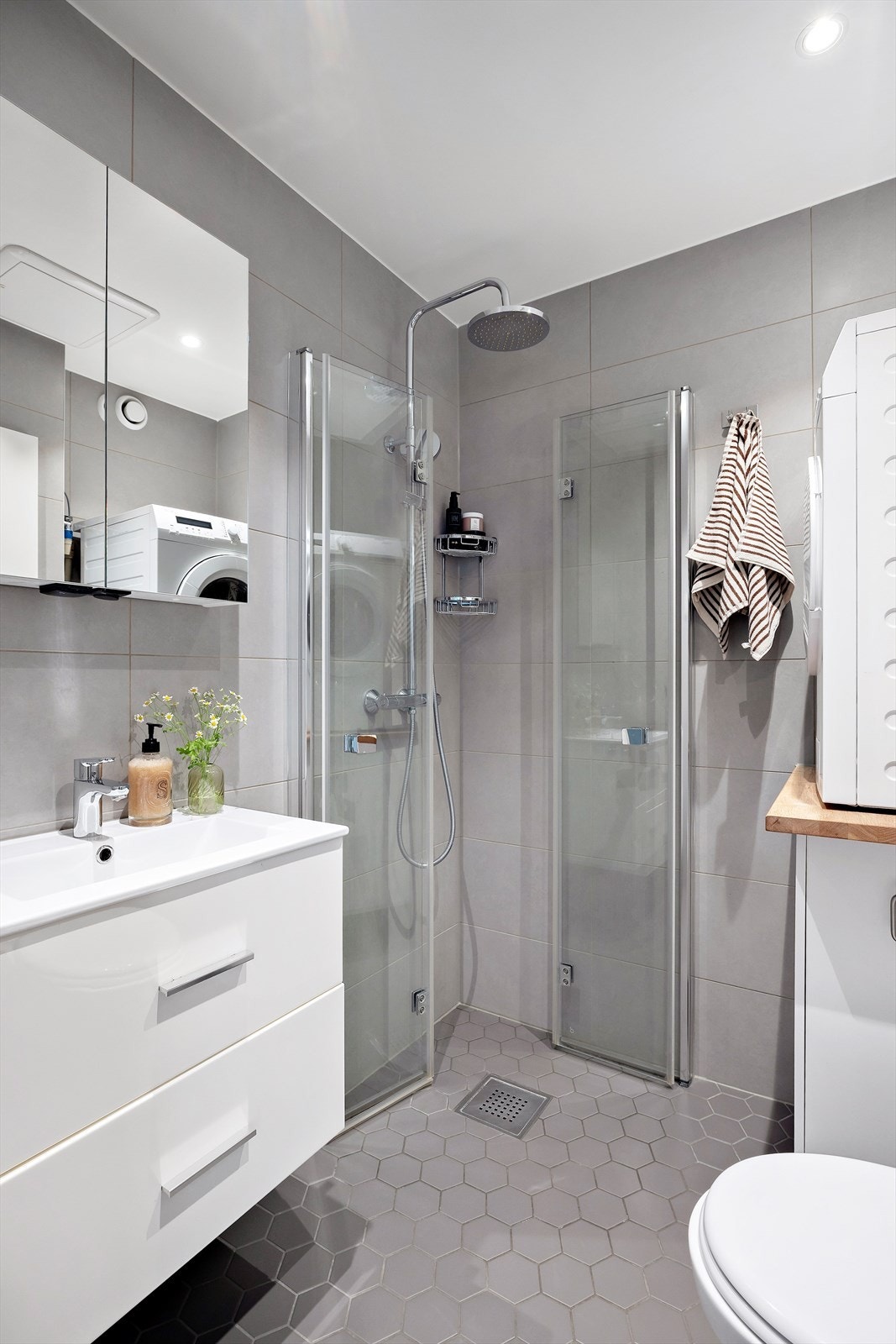 Gulvvarme bidrar til en behagelig temperatur året rundt, og det er opplegg for vaskemaskin. Galleribilde