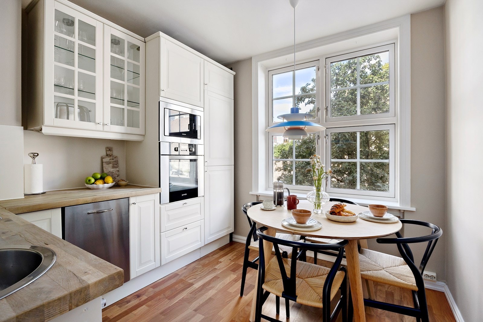 Separat og innbydende kjøkken med god plass til spisebord - perfekt for både hverdagsmåltider og hyggelige sammenkomster. Galleribilde