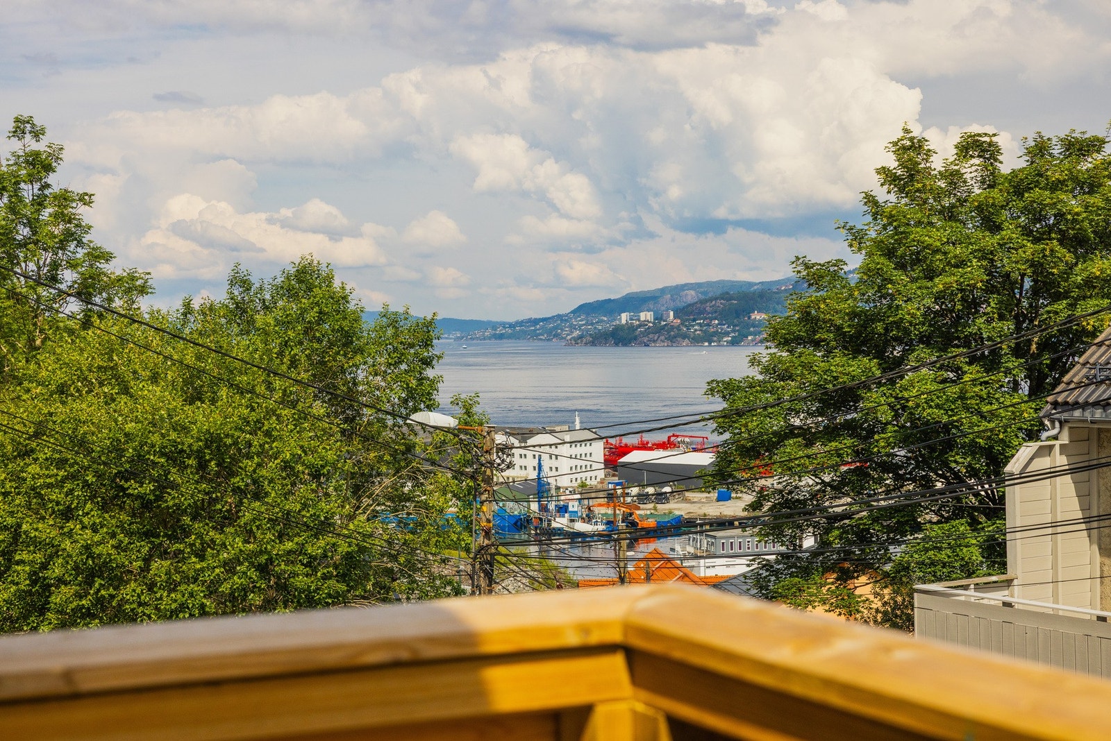 Boligen har en sentral beliggenhet på Damsgård i Laksevåg bydel med utsikt over innseilingen til Bergen. Galleribilde