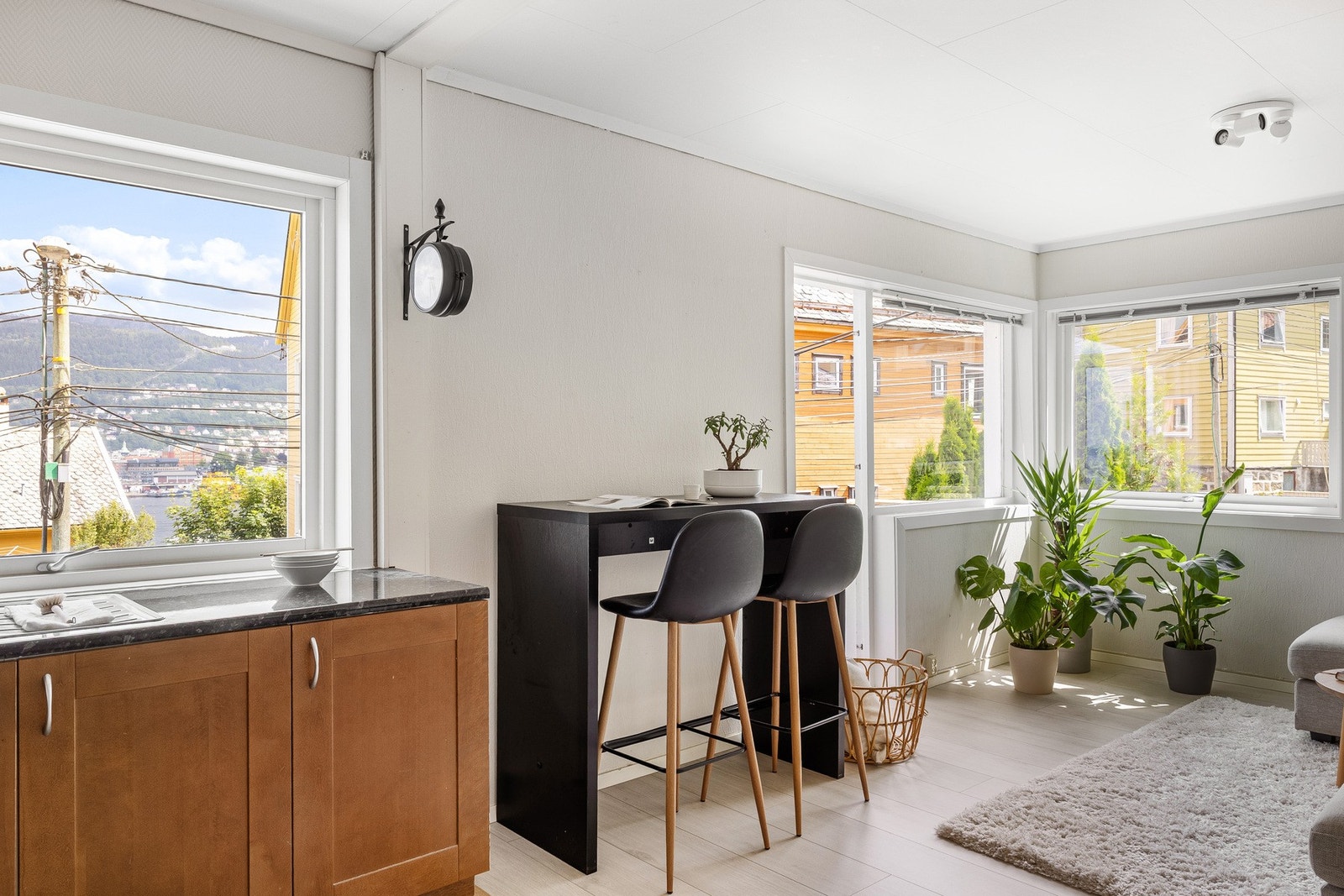 Det er god plass til både sofagruppe og spisebord, og rommet oppleves luftig og sosial. Galleribilde