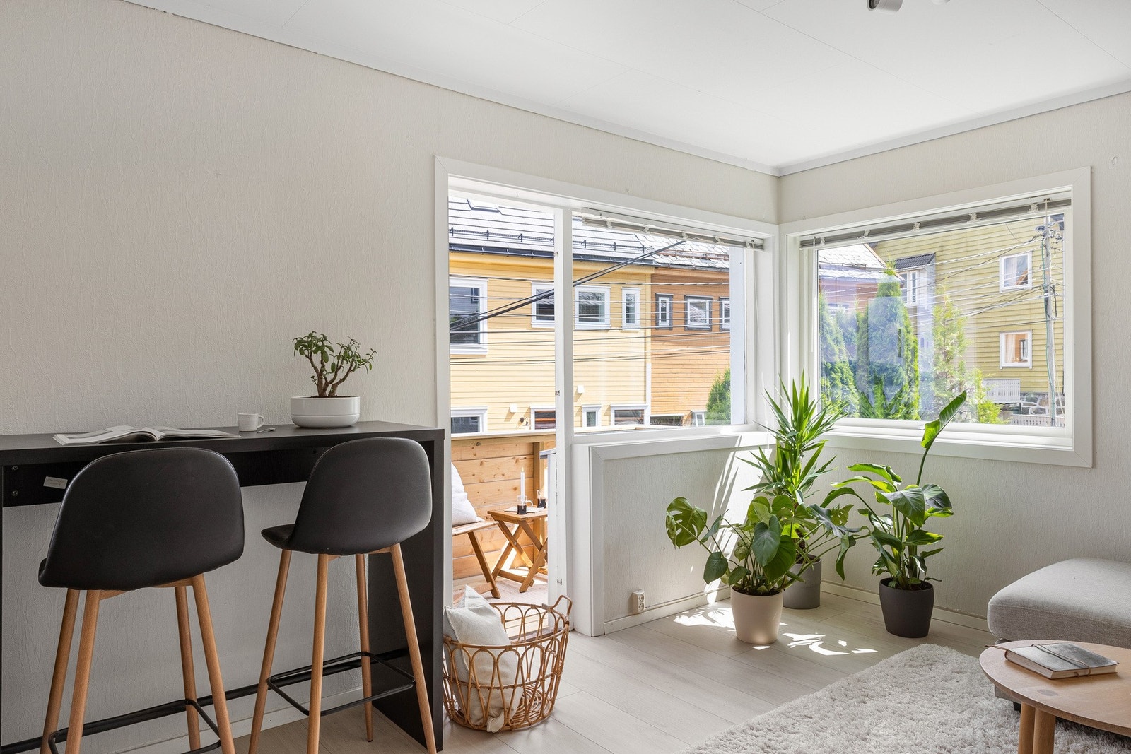 Her får du store vindusflater som gir godt med naturlig lys og en behagelig atmosfære. Galleribilde