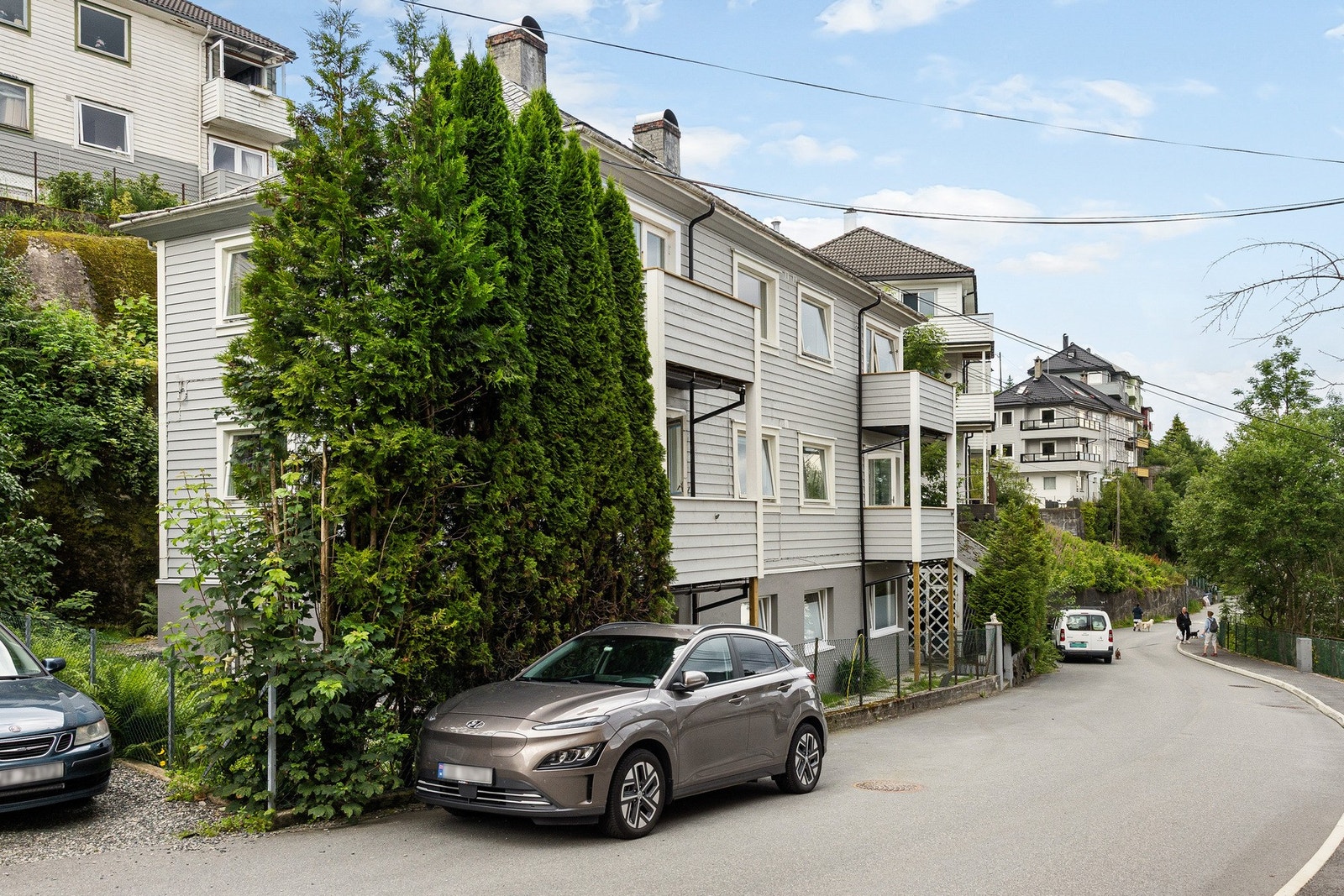 Gateparkering. Selger har montert elbillader utenfor (2025). Galleribilde