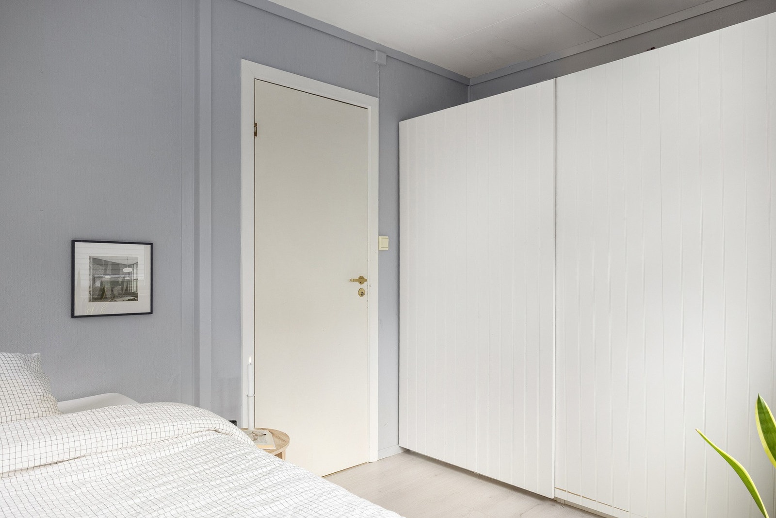 Et lyst og rolig rom med et behagelig innemiljø - perfekt for en god natts søvn. Galleribilde