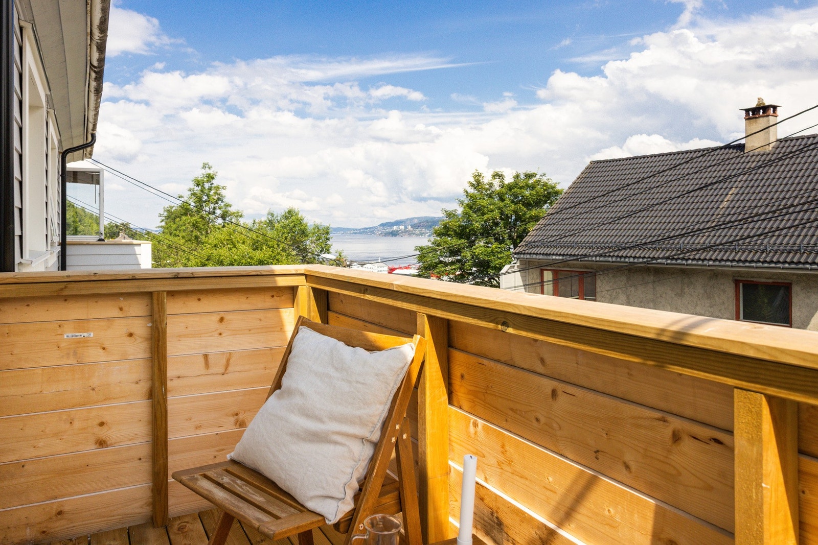 Her kan du nyte morgenkaffen i solen eller slappe av på ettermiddagen med utsikt over sjøen. Galleribilde