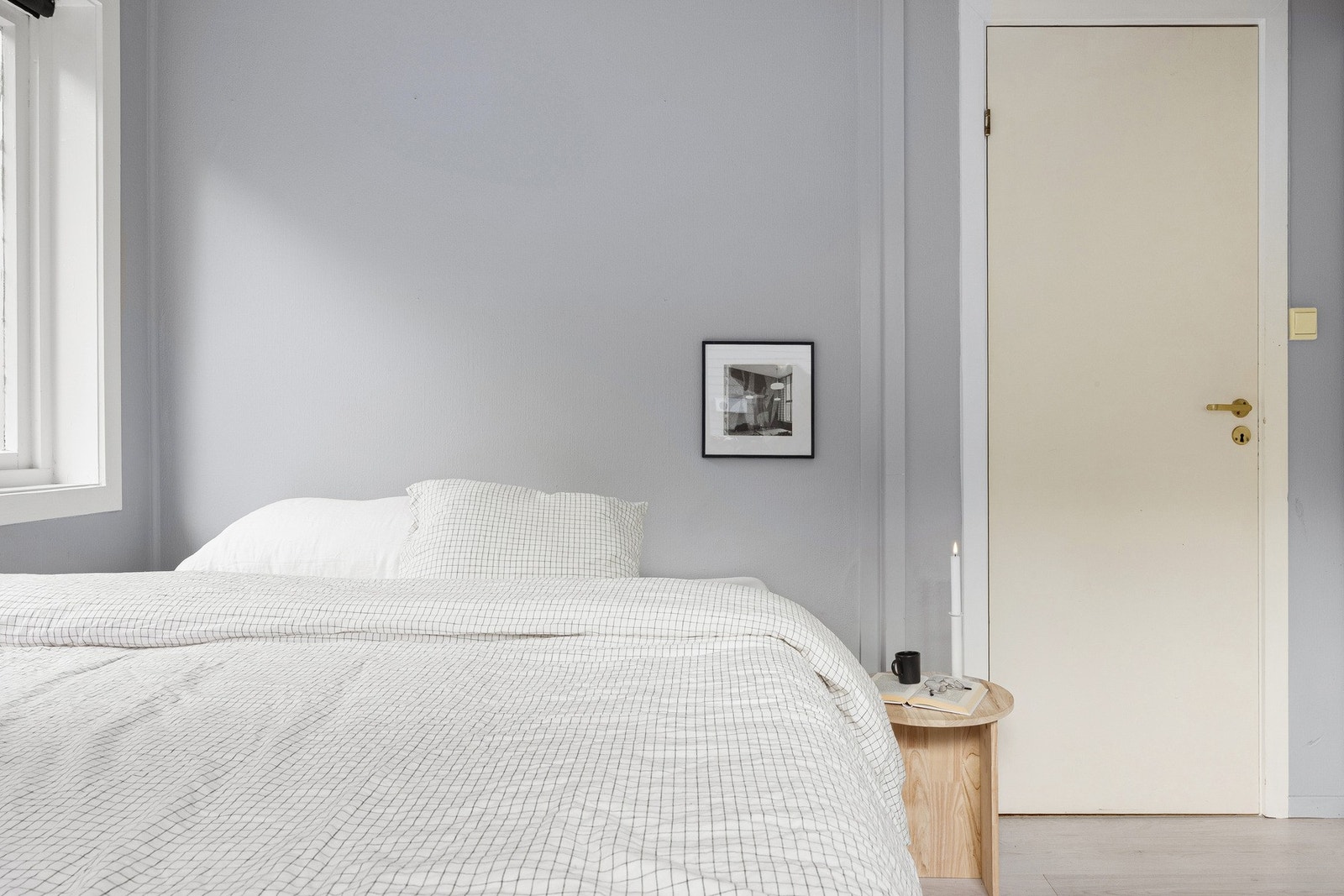Overflater består av laminat på gulv, samt malt strie og platekledning på veggene. Galleribilde