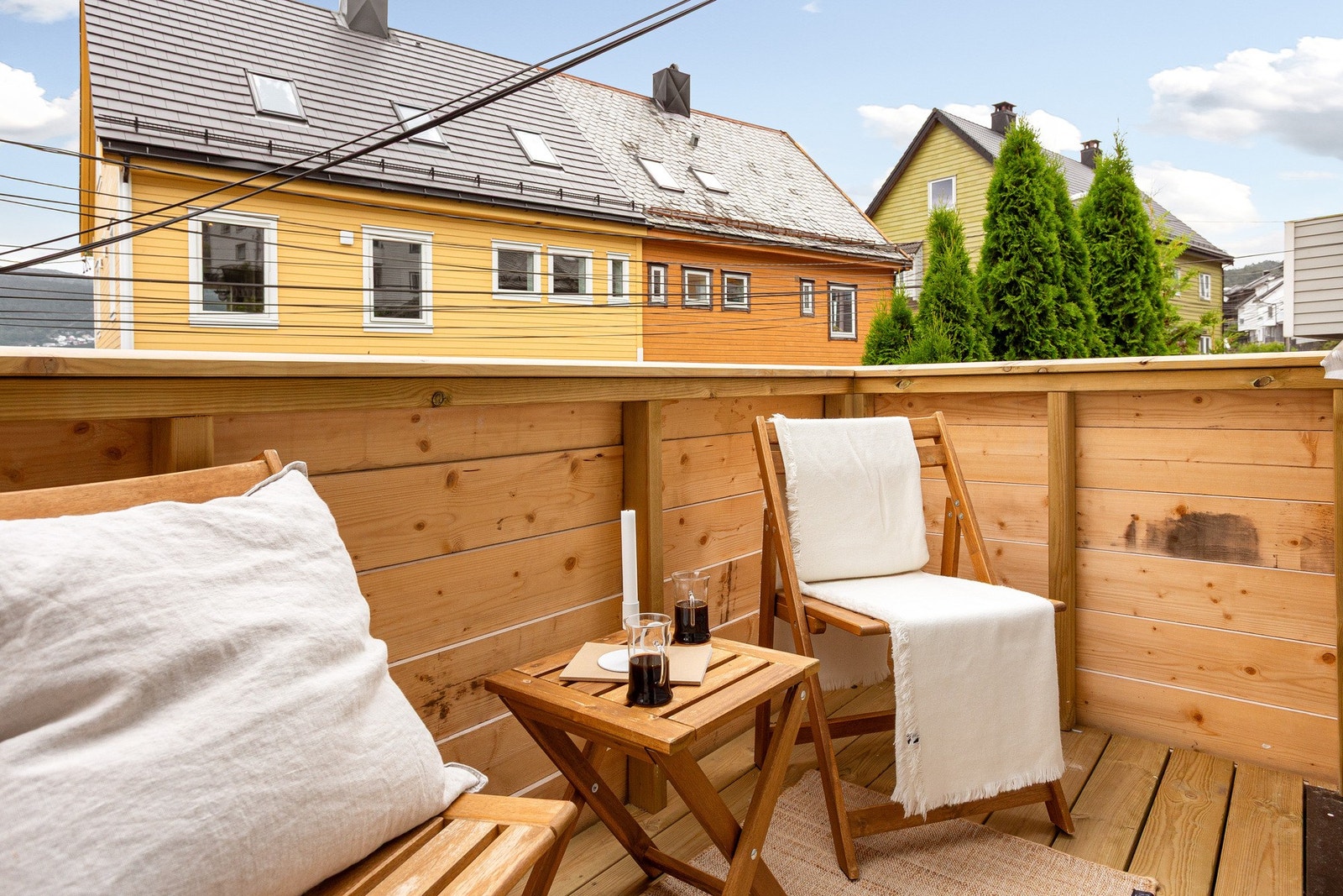 En gjennomtenkt og lys 2-roms eierleilighet med balkong og elbillader. Galleribilde