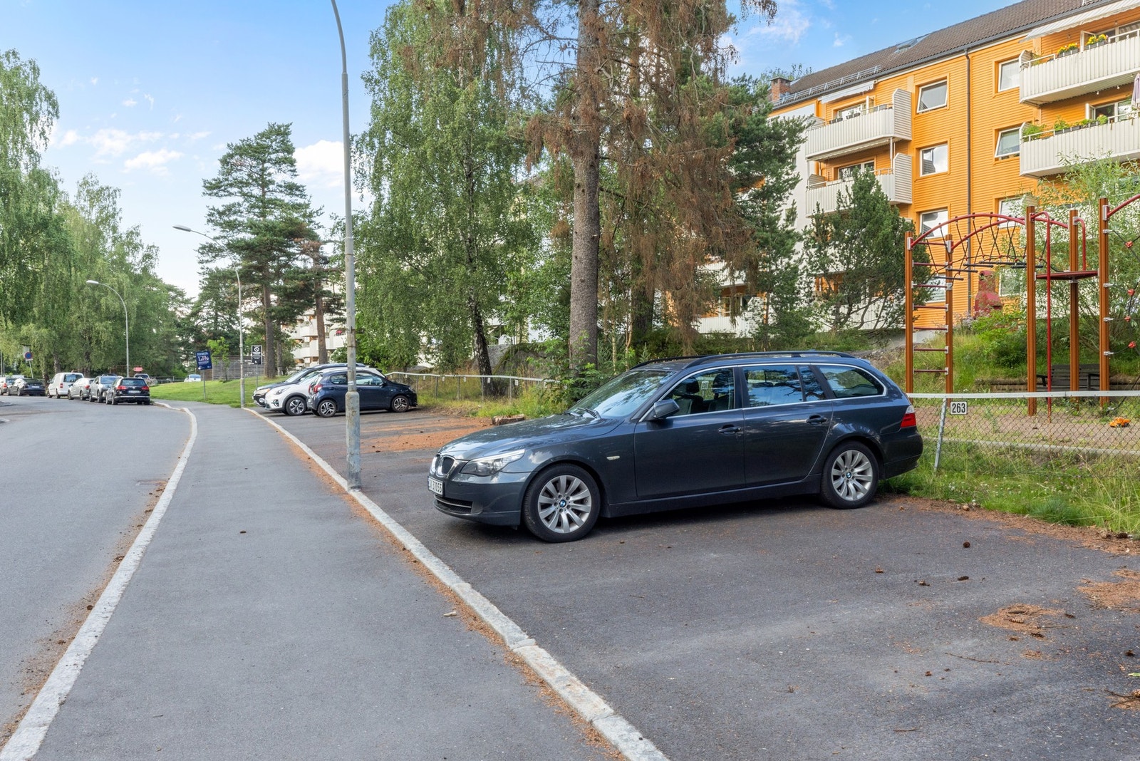 Borettslaget disponerer litt over 300 P-plasser som leies ut etter ventelister. Ta kontakt med styret som tildeler plassene. Galleribilde