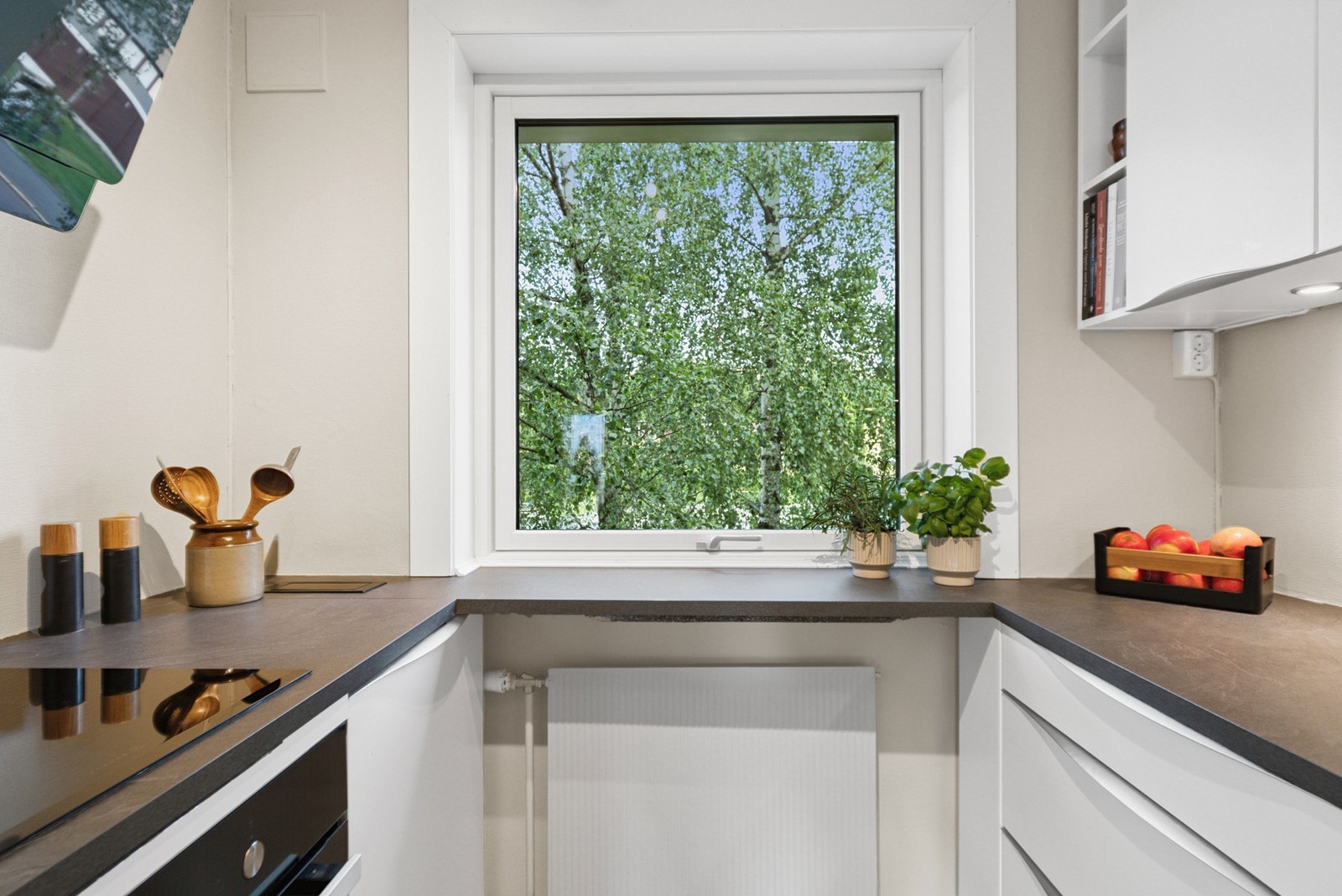 Det er plass til barstoler under vinduet, som gir en hyggelig frokostplass. Galleribilde