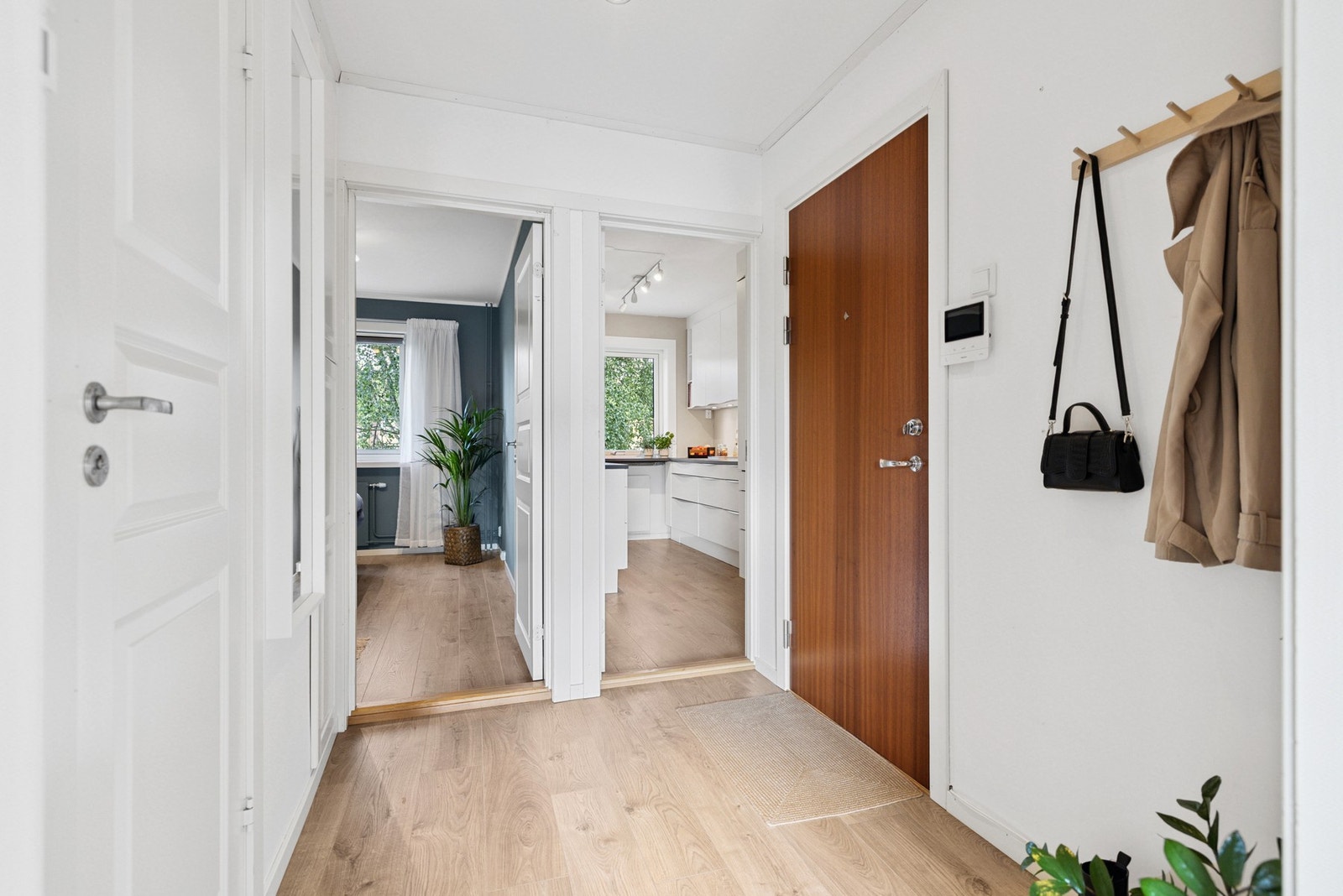 Lys og innbydende entré med plass for å henge fra seg yttertøy. Galleribilde