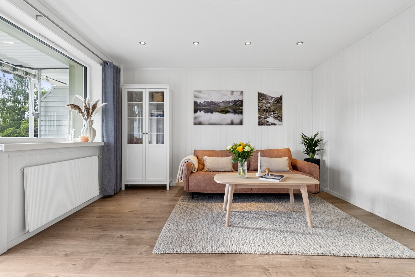 Lys og romslig stue med gode møbleringsmuligheter. Galleribilde