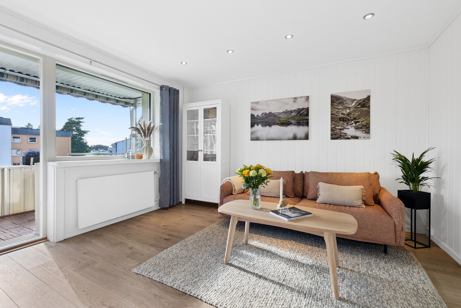 De store vindusflatene gir godt med naturlig lys til rommet. Galleribilde