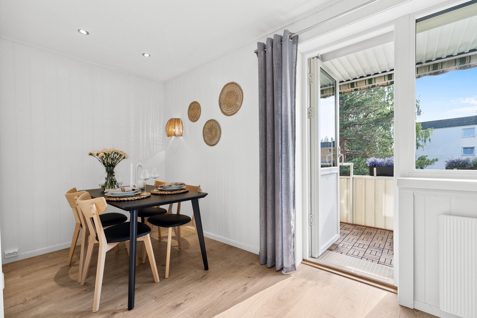 Naturlig sone for spisebord. Galleribilde