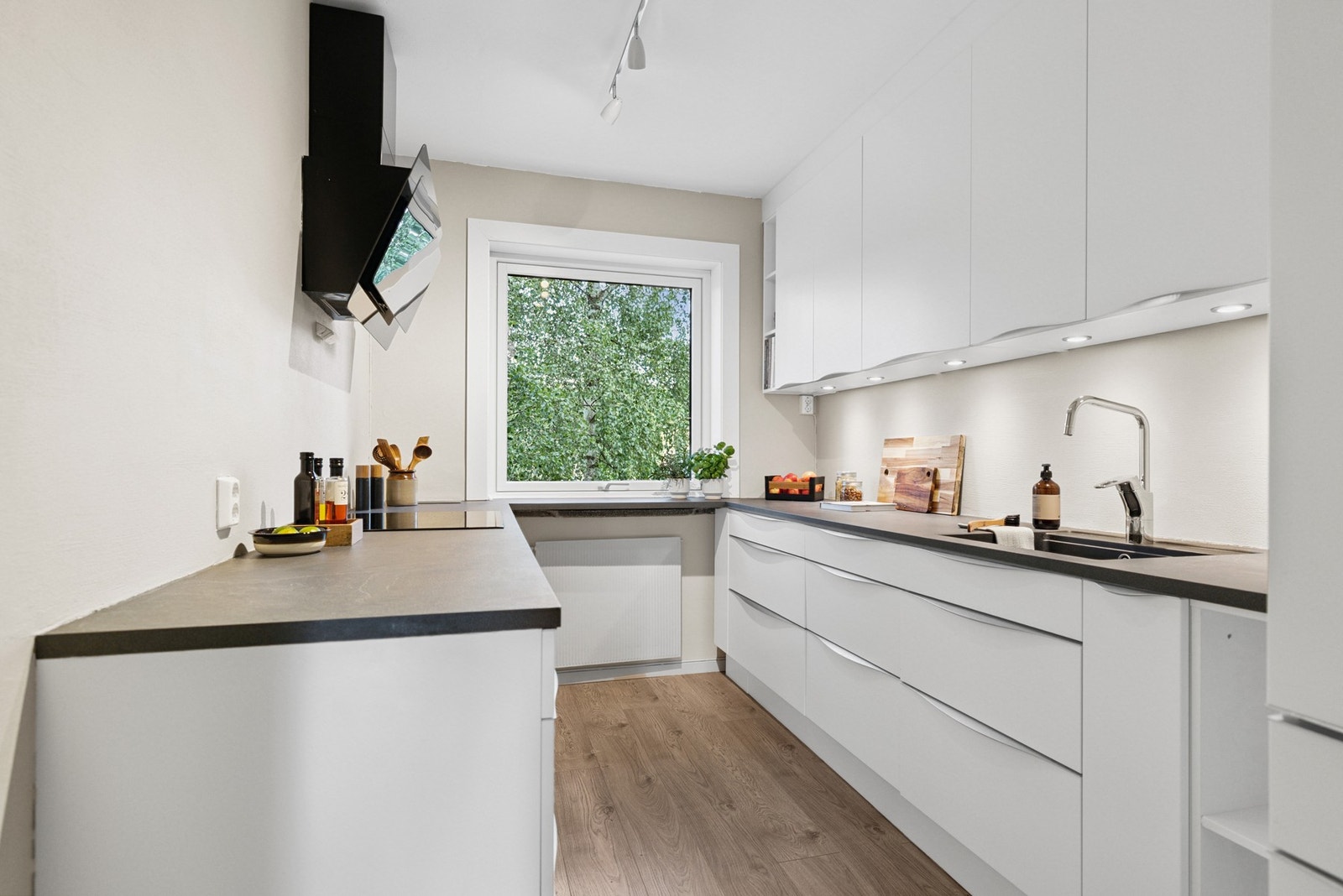 Lyst og lekkert kjøkken i separat rom. Galleribilde