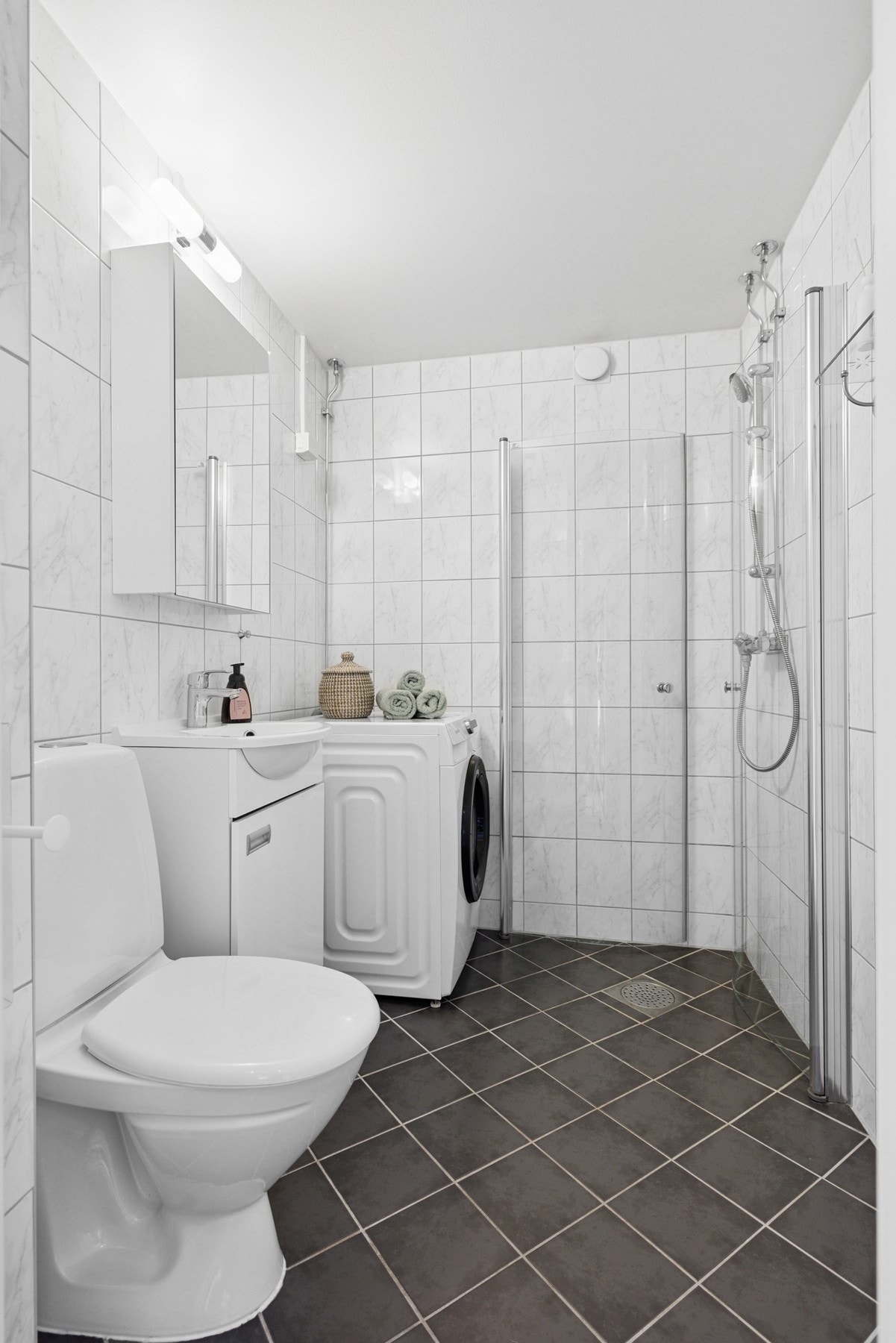 Pent, flislagt bad med gulvvarme og opplegg for vaskemaskin. Galleribilde