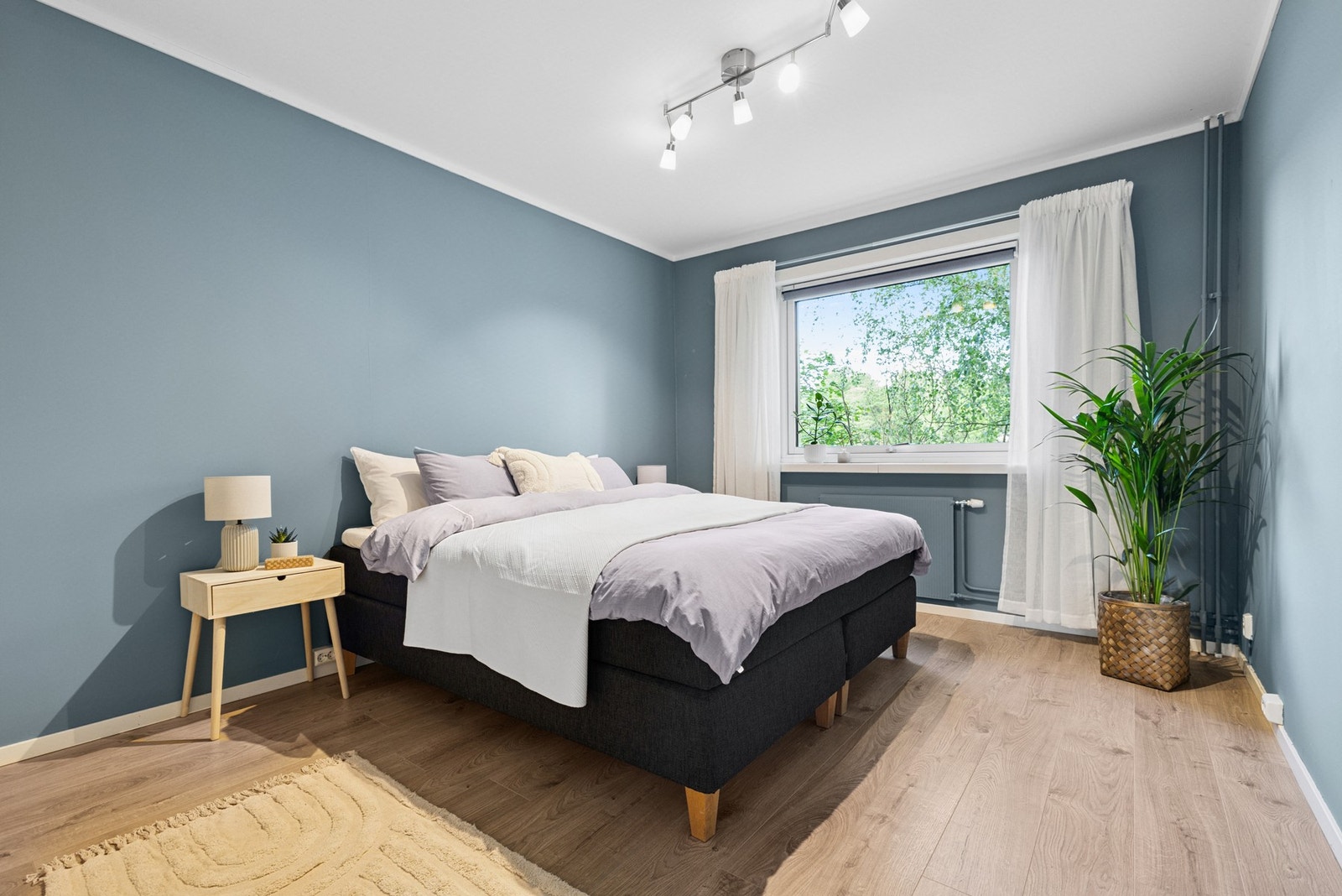 Romslig og lunt soverom med god plass til dobbeltseng og nattbord. Galleribilde