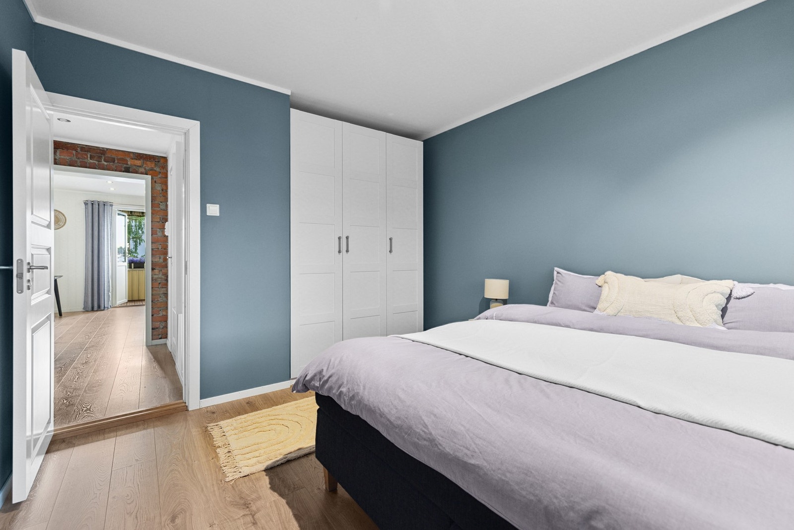 Godt med oppbevaringsplass i garderobeskap. Galleribilde