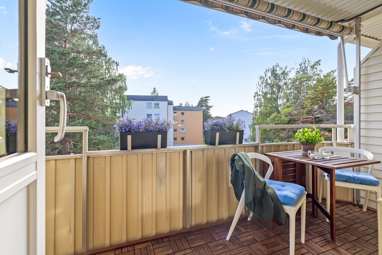 Fra stuen er det utgang til en herlig, solrik balkong. Galleribilde