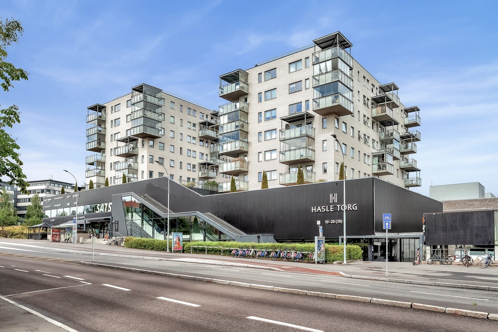 Under leilighetskomplekset finner du et variert kjøpesenter med blant annet Coop Mega, Baker Hansen, Vitus Apotek, Vinmonopol, Nille, bydelskroen LUN, Floriss blomster, treningssenterkjeden Sats, Jernia med mer. Galleribilde