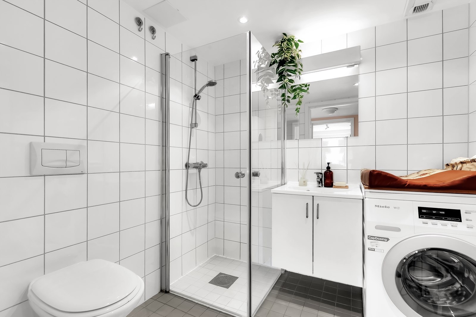 Stilrent, flislagt baderom med downlights i himlingen og gulvvarme. Galleribilde