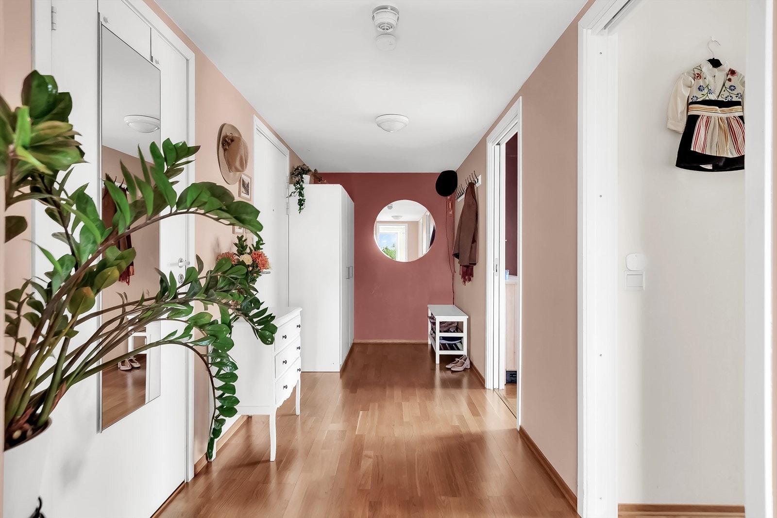 Leiligheten har en innbydende entré som gir et godt førsteinntrykk. Galleribilde