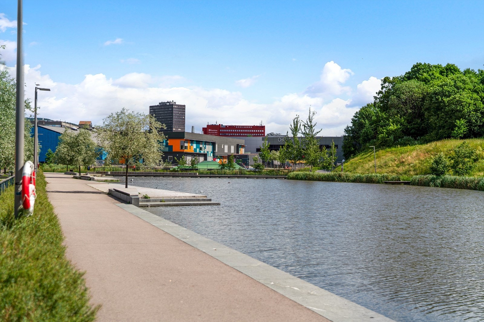 Området byr på flotte grøntområder og rekreasjonsmuligheter med blant annet Valle Hovin og andedammen, Tøyenparken, Kampen park, nye Tøyenbadet og Botanisk hage. Galleribilde