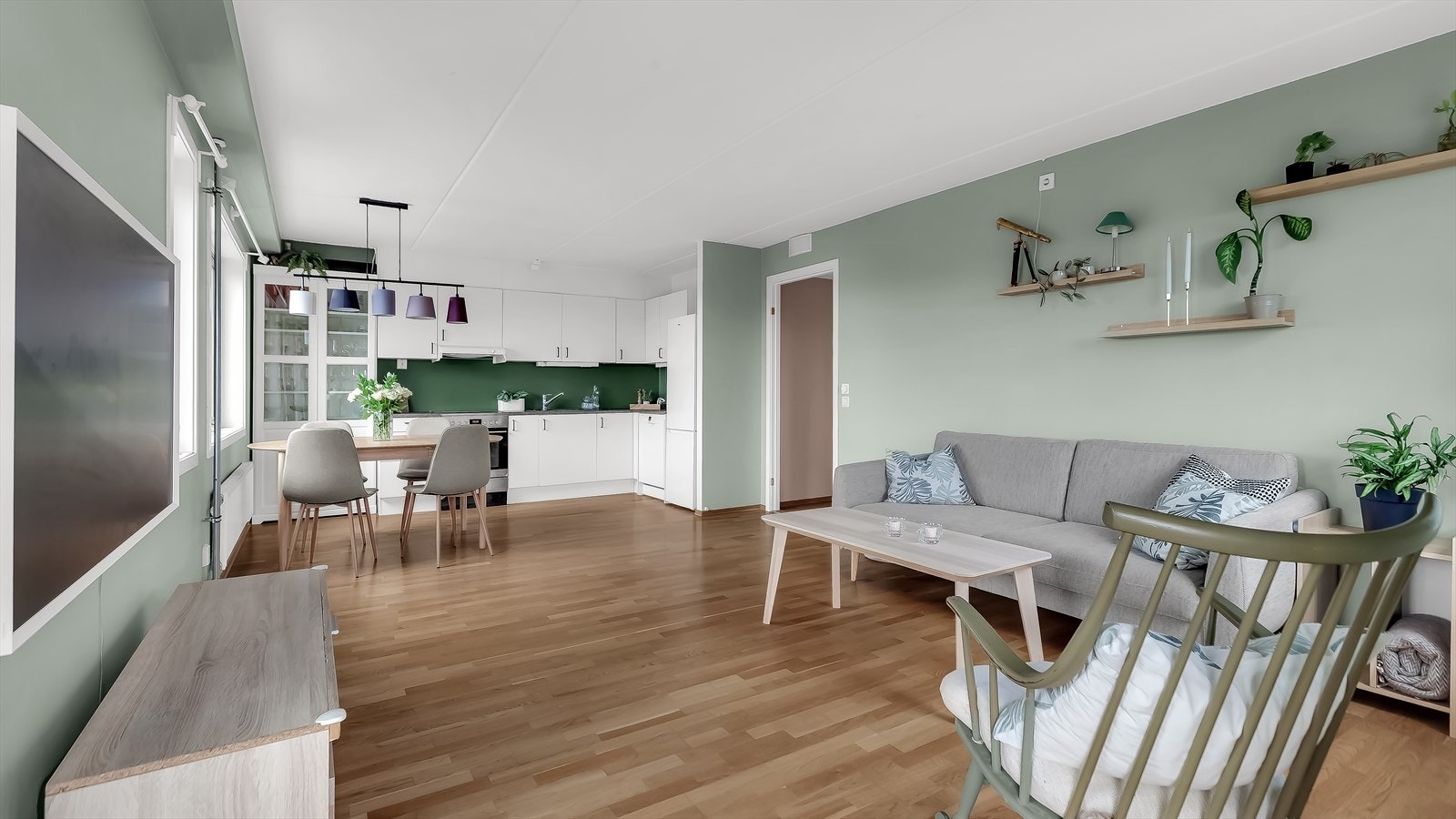 Planløsningen åpner opp for flere møbleringsmuligheter med god plass til sofagruppe, TV-møbler og spisebord med tilhørende stoler. Galleribilde