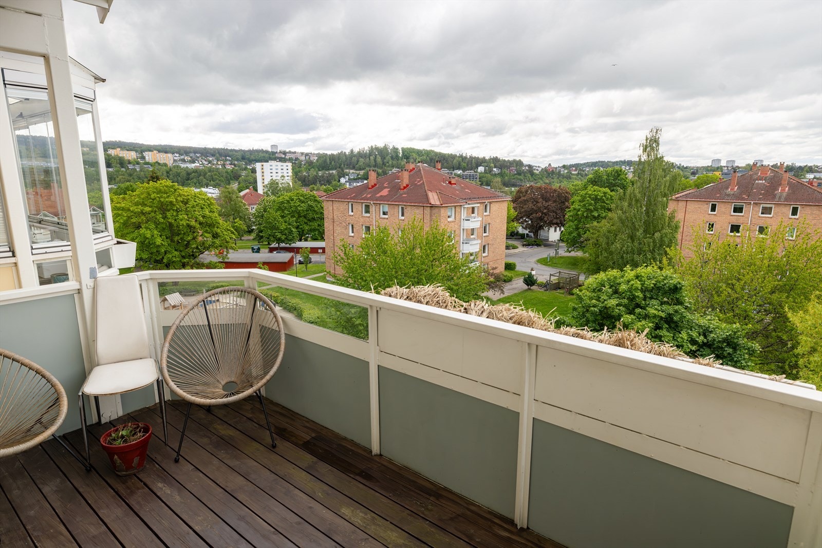 Utenfor stuen er det en sydvest-vendt balkong på ca 7,4 kvm. Galleribilde