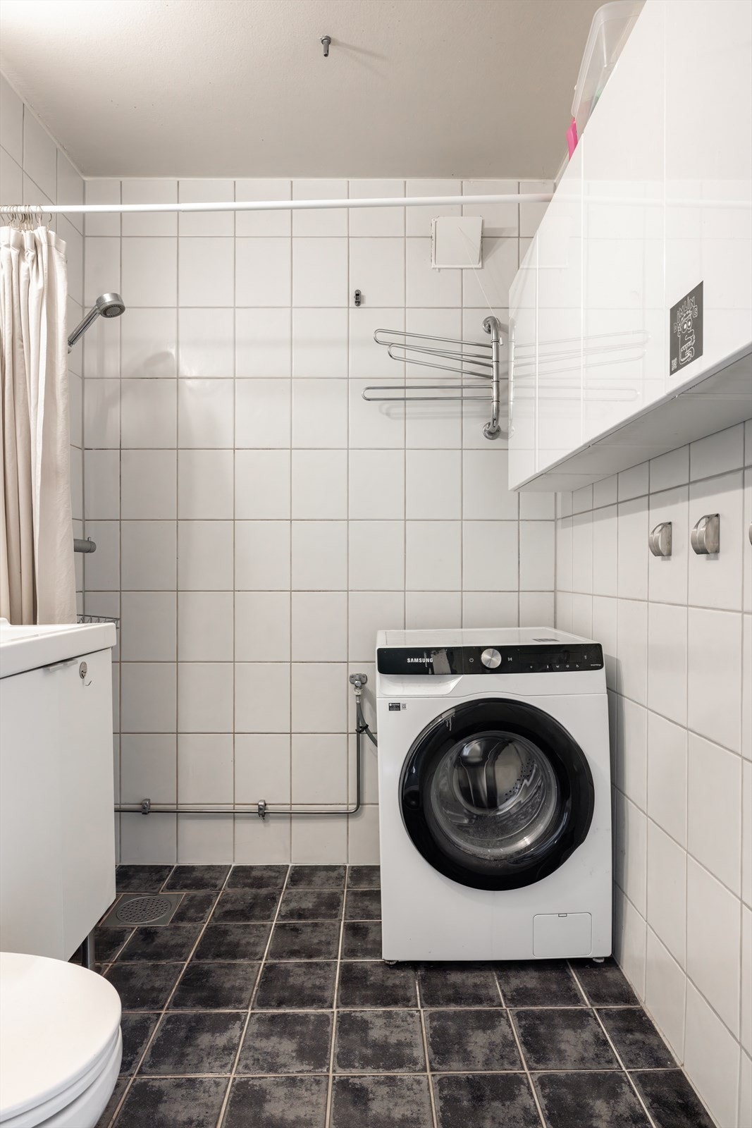 Rommet har gulvvarme og er innredet med servant, servantskap, vegghengt speil, toalett og dusjhjørne med forheng. Det er opplegg for vaskemaskin. Galleribilde