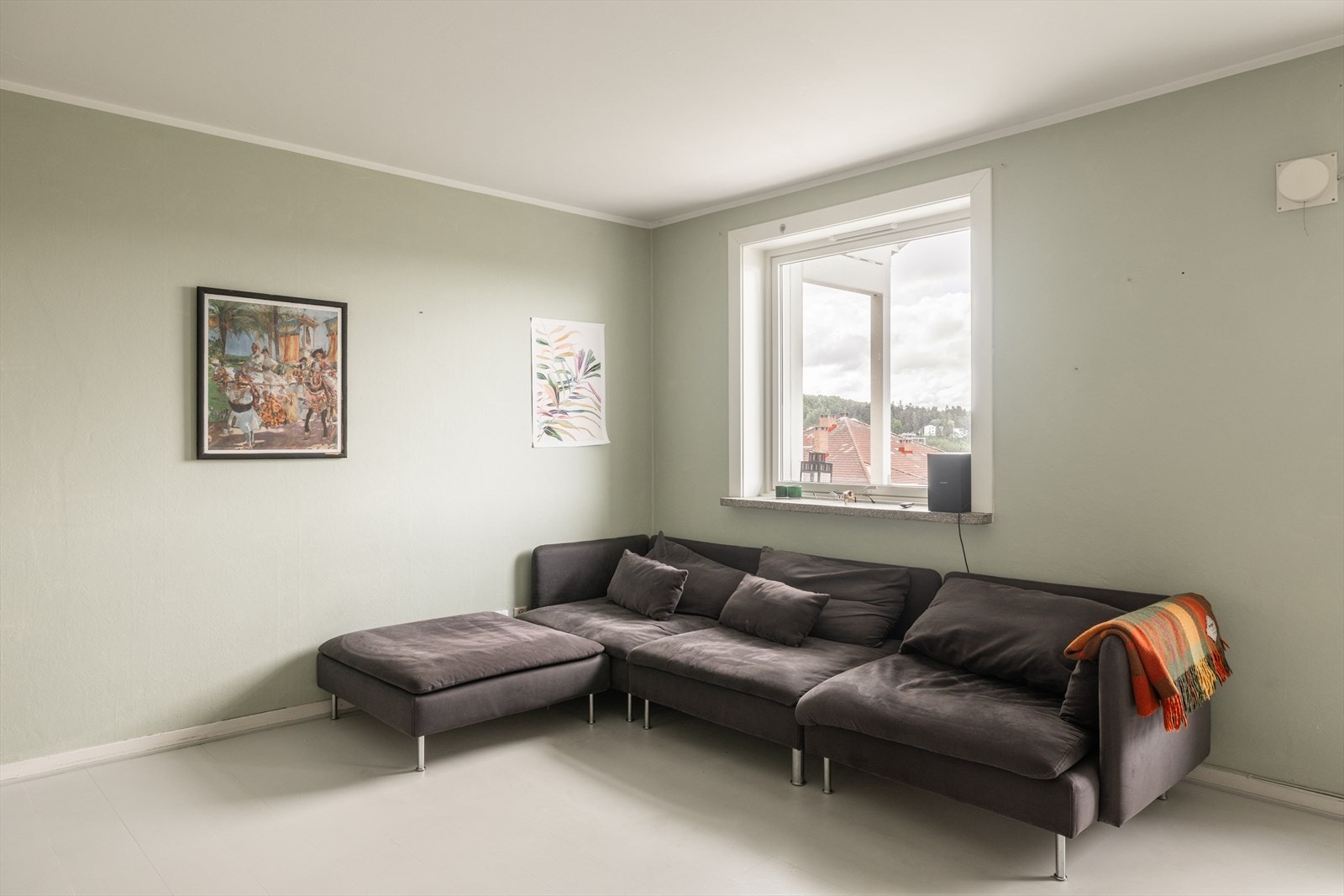 Lys og luftig stue med malte overflater på gulv, vegger og i himling. Galleribilde