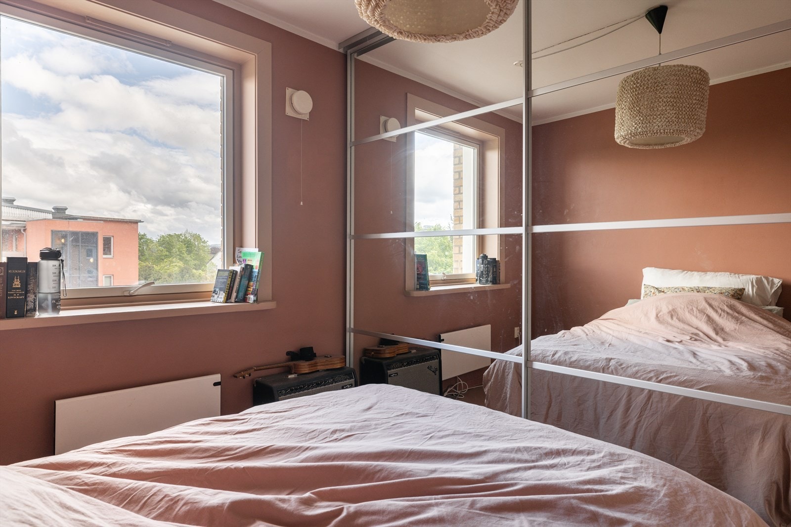 Hovedsoverommet fremstår som et lunt og behagelig rom med plass til dobbeltseng og det er garderobeskap med skyvedører. Galleribilde