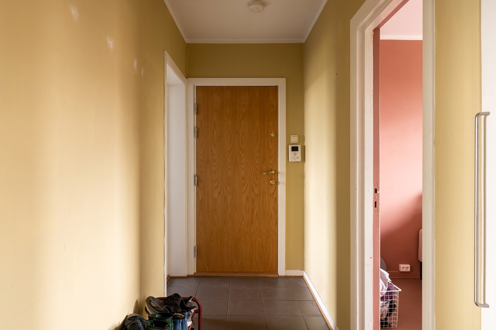 Velkommen inn i en praktisk entré med flislagt gulv. Vegger og himling har malte overflater. Galleribilde