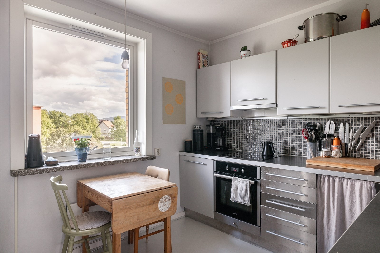 Ved vinduet er det plass til et spisebord. Galleribilde